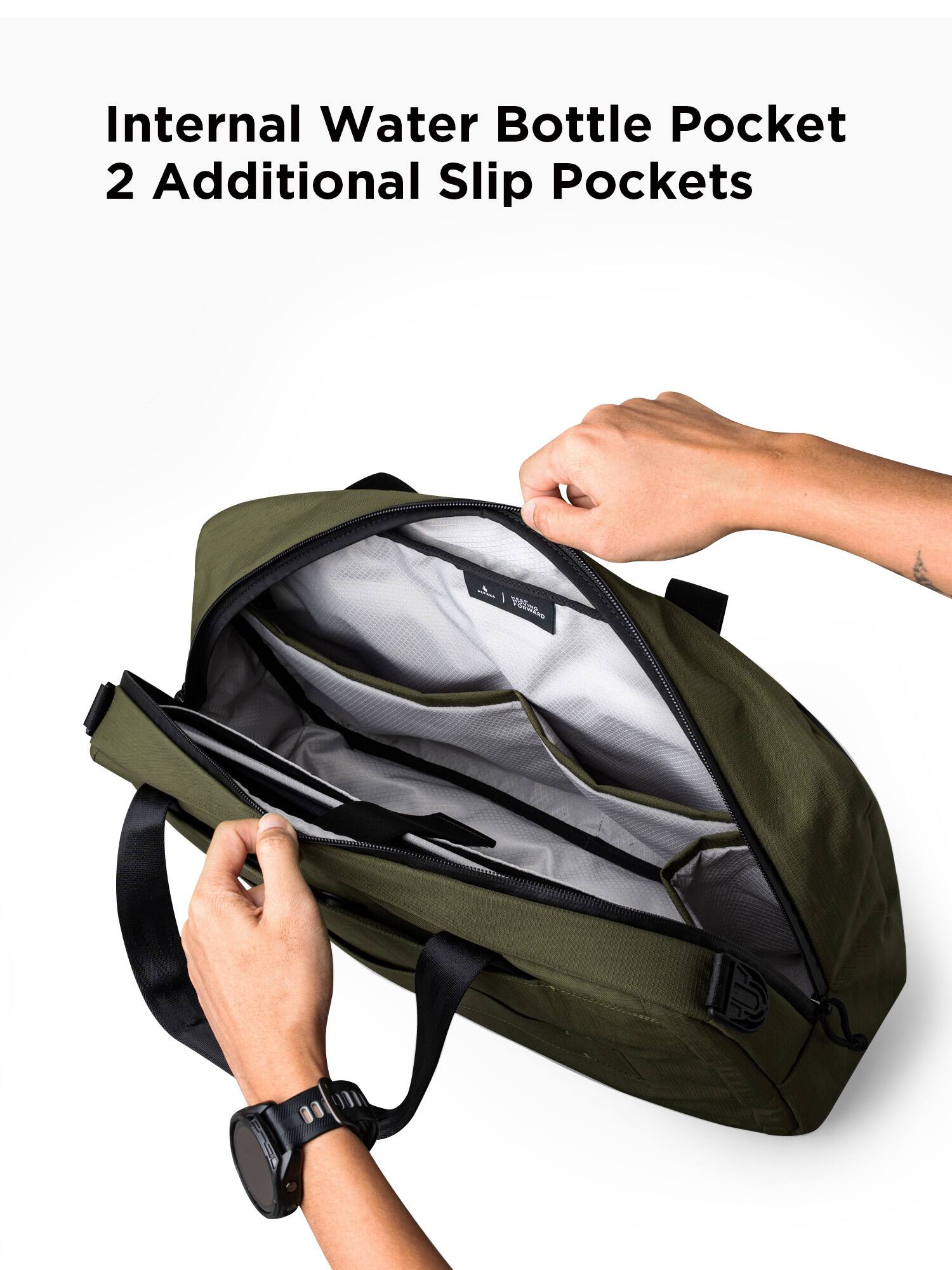 Internal Water Bottle Pocket  
2 Additional Slip Pockets