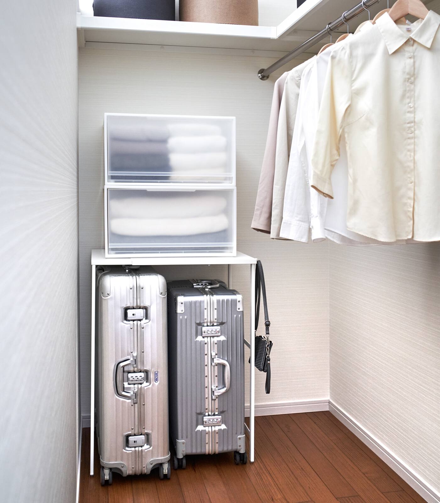 Angle. Yamazaki Home - Expandable Suitcase Rack - Steel - White.