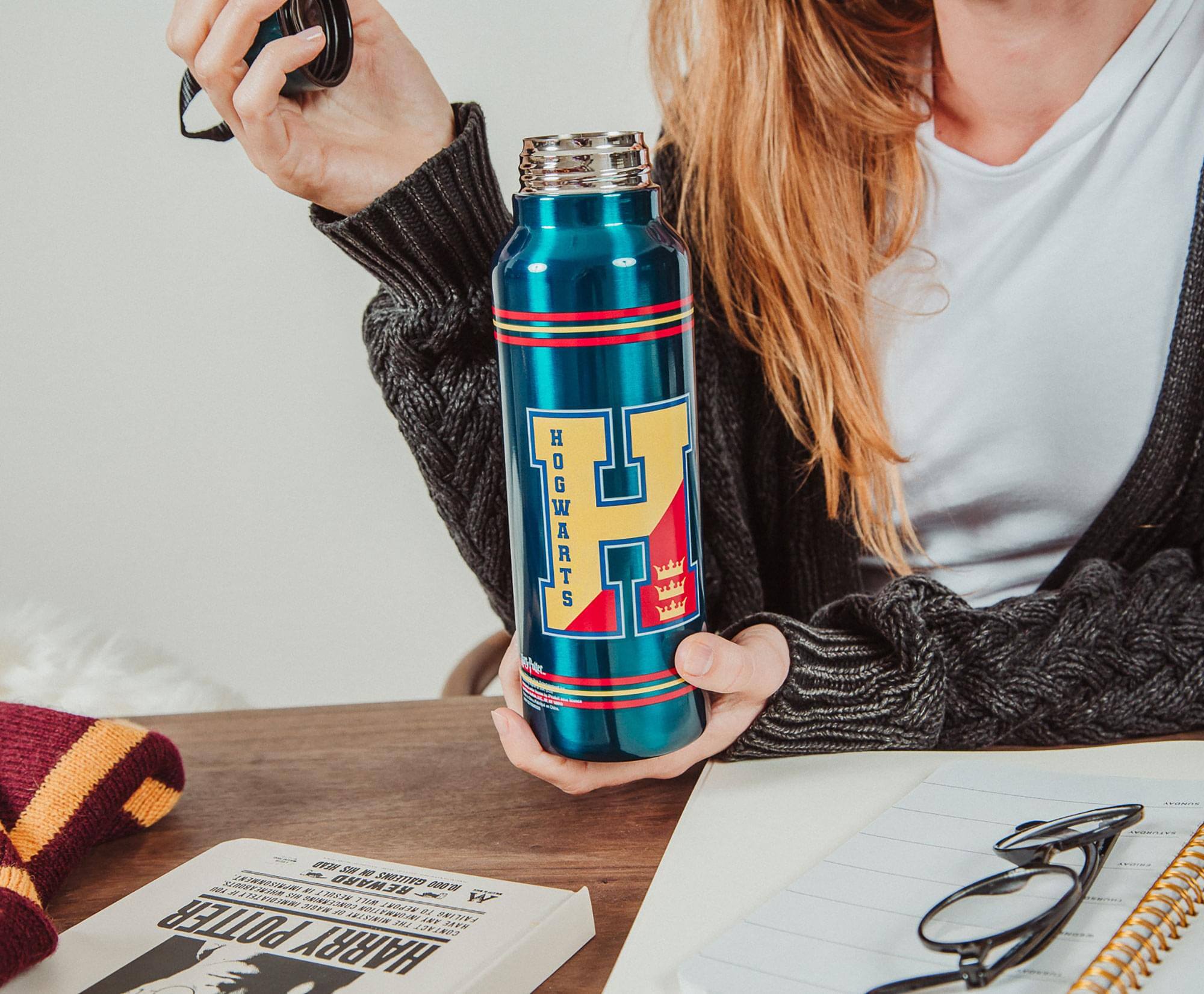 H 2l Nt wty e SEF SJTO 3881E BEWARD 0002 W 922 RI 8505633803 1108 B 18000 TE0A e2 FAFLING POTTER SI5I 281 IET 18ER 131803 HARRY

HOGWARTS

HARRY POTTER