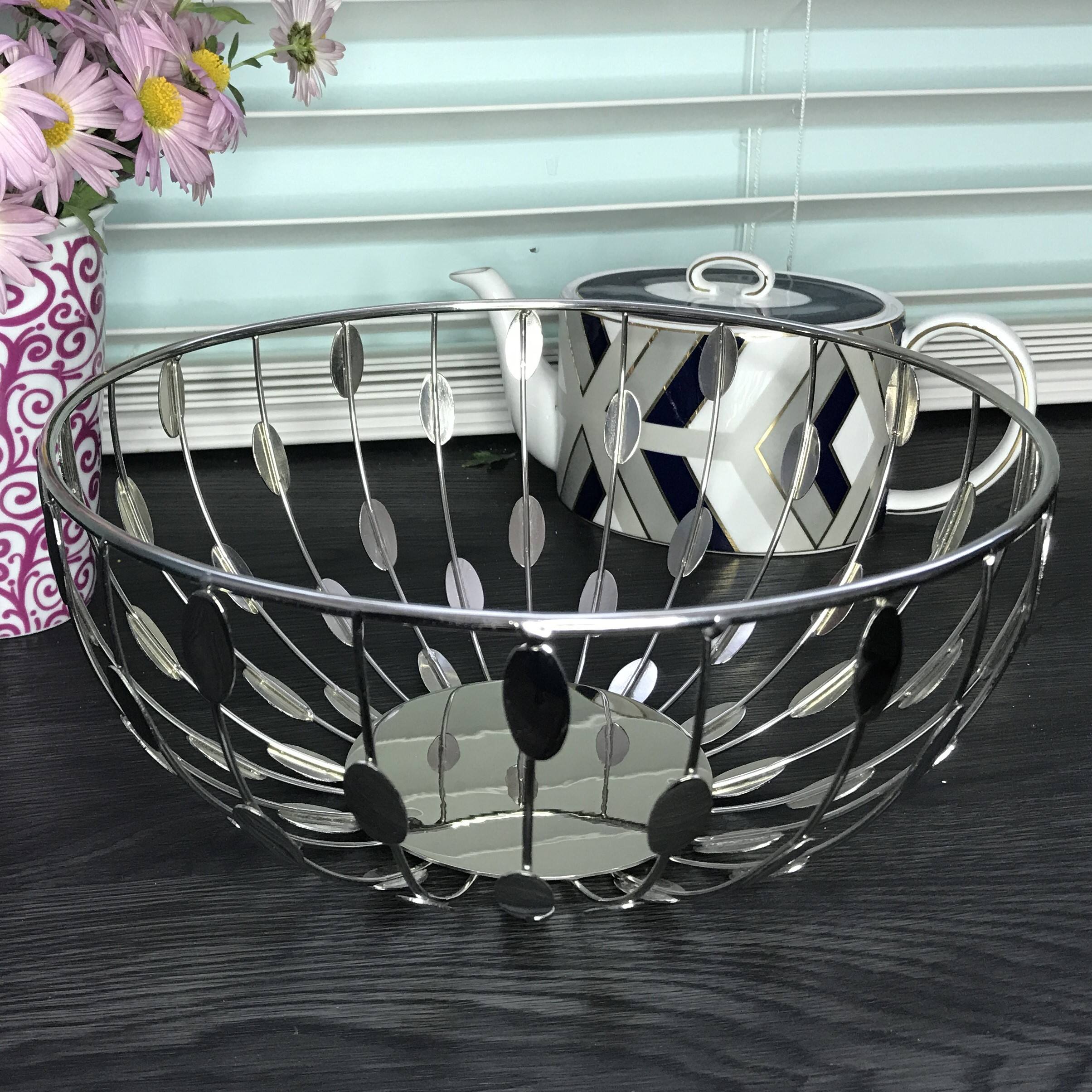 Angle. Jiallo - Silver Metallic 9" round basket - Silver.