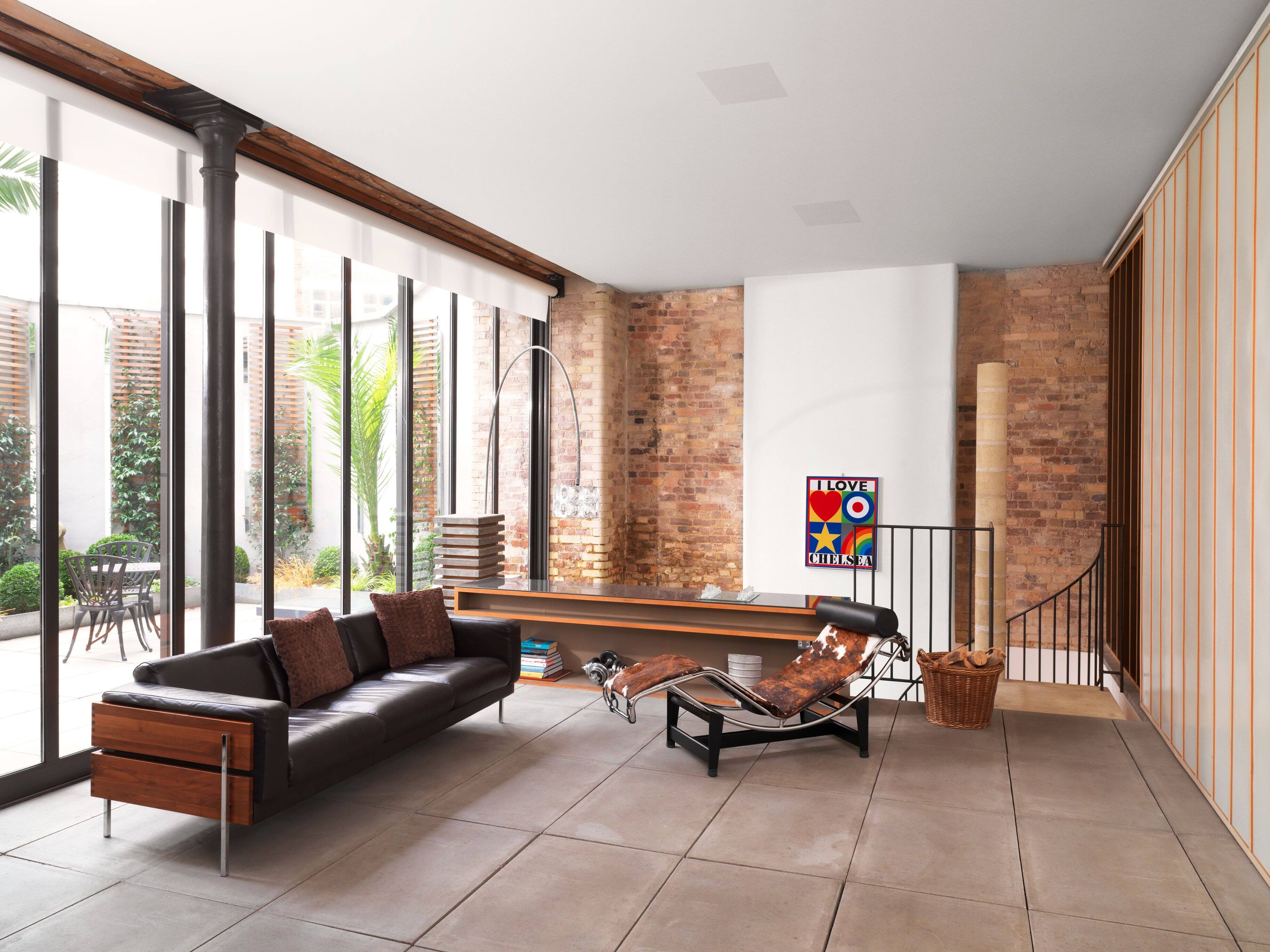 The text on the image is "Be Love Chels Pa."