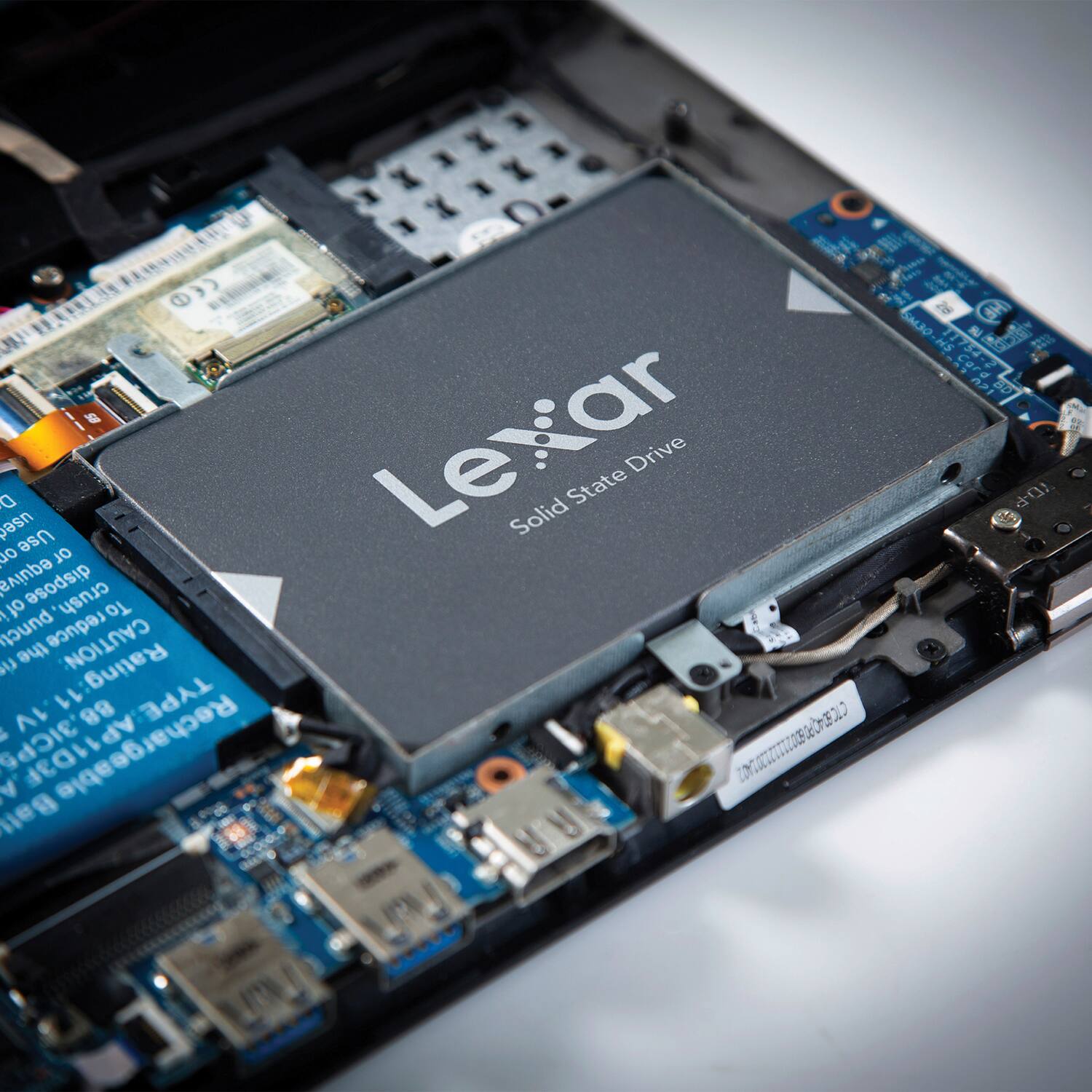 Lexar  
Solid State Drive  

CAUTION:  
Do not dispose of this product in the trash.  
To reduce the risk of fire or injury, do not crush, puncture, or dispose of this product in a fire.  
This product contains rechargeable batteries.  
For recycling information, visit www.lexar.com.  

NPALUN  
AH 1 SM30  
WOAN AN HS 11754-2  
ED  
Lexar  
Solid State Drive  
D-P  
OL  
equiva  
CAUTION:  
A  
1V  
11  
BB  
TYPE 3ICP  
Rechargeable  
AP T0000200020332L  
N  
AP11D3F  
Bat