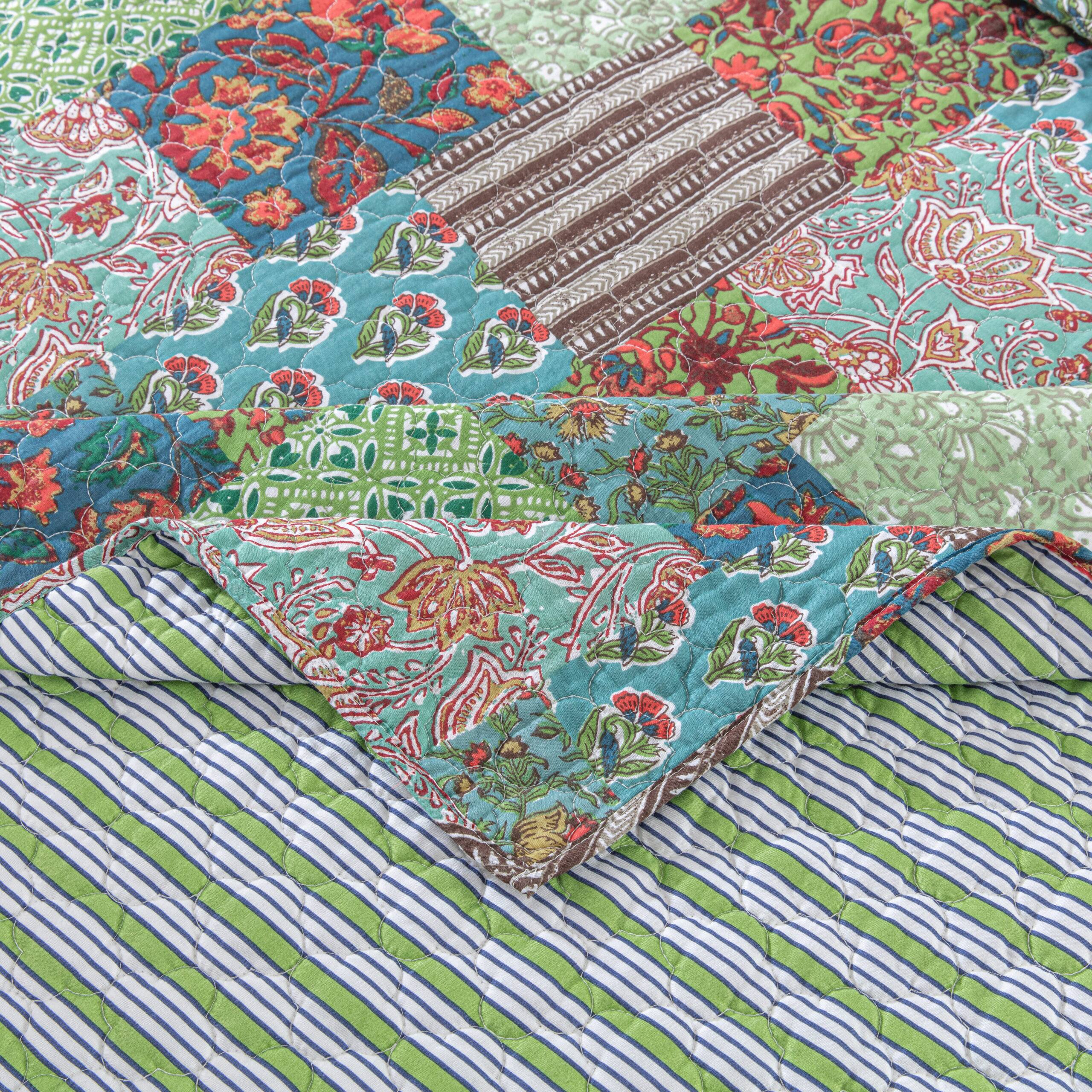 Left. BreeBe - Jasmin Quilt Set 3-Piece King/Cal King - Jade.