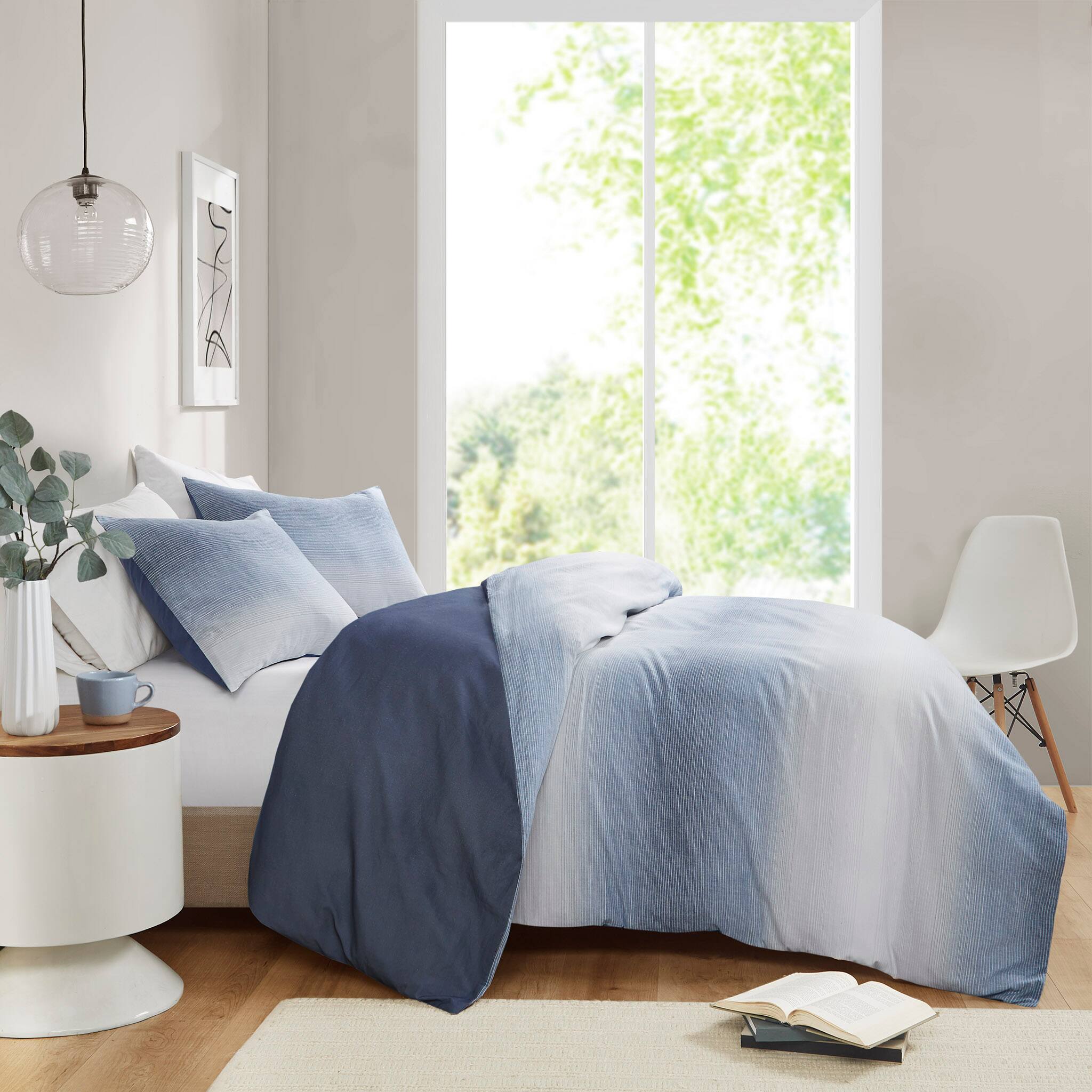 Alt View 2. Gracie Mills - Gracie Mills Sylvester 3-Piece Ocean Gradient Duvet Set - Blue.