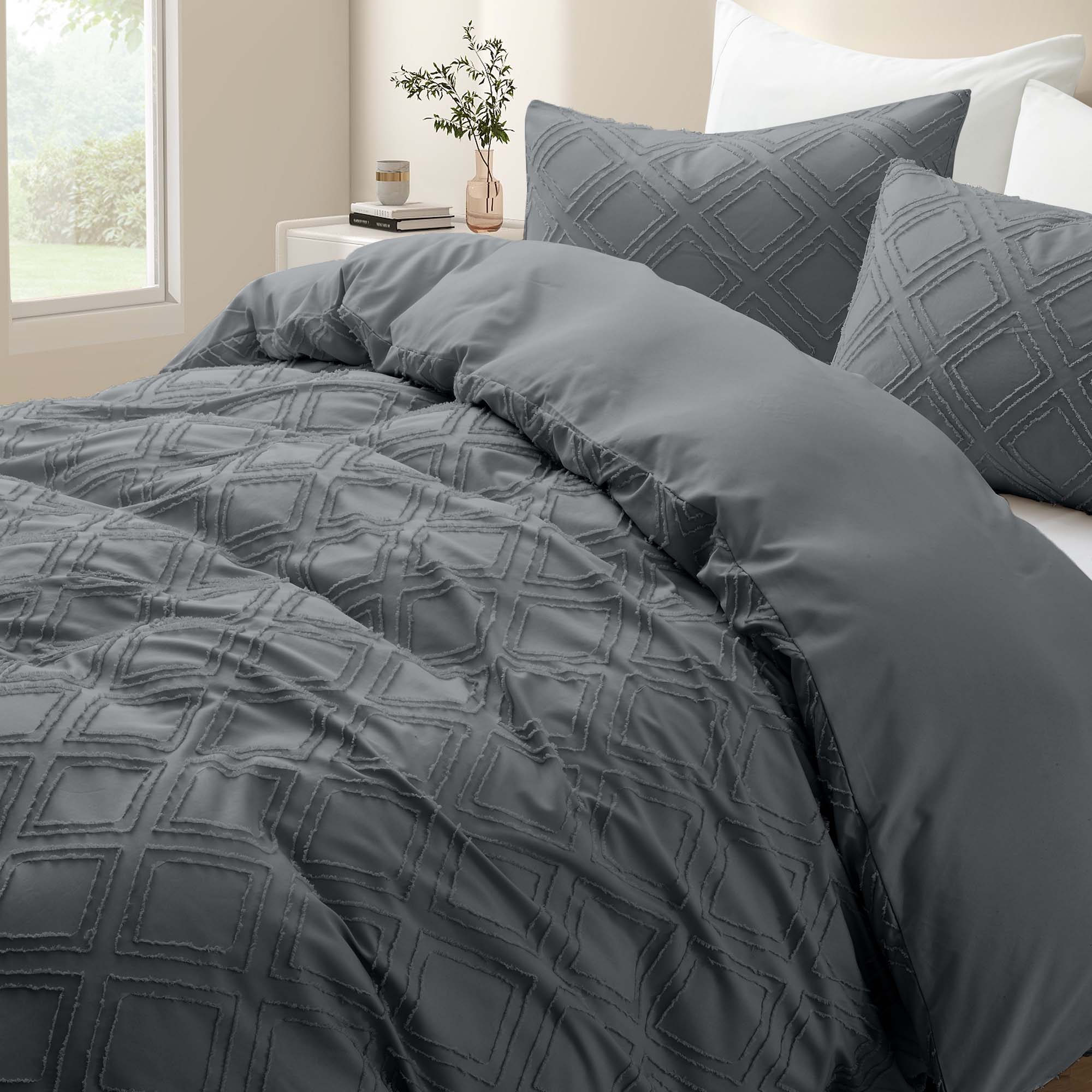 Angle. Peace Nest - Peace Nest Tufted Clipped Jacquard Geometric Duvet Cover & Pillowcase Set - Square Dark Gray.