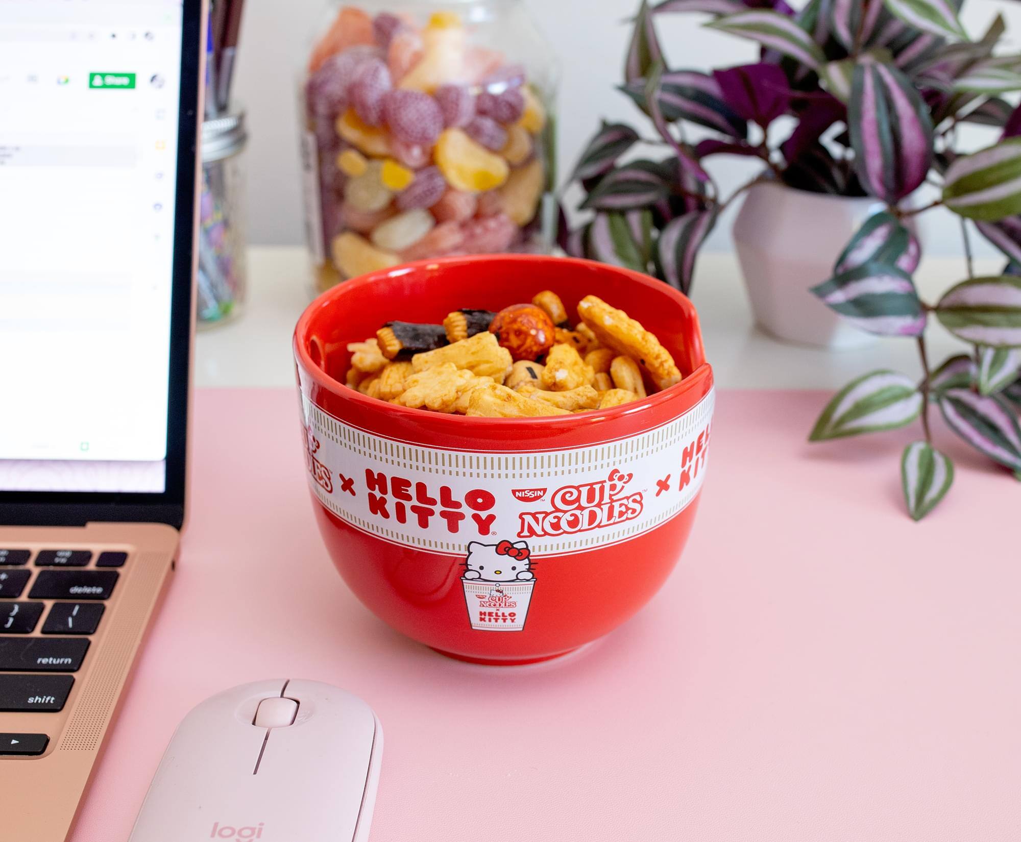 Cup Noodles  
Hello Kitty  
Nissin  
40Z  
Return Shift Y Logi