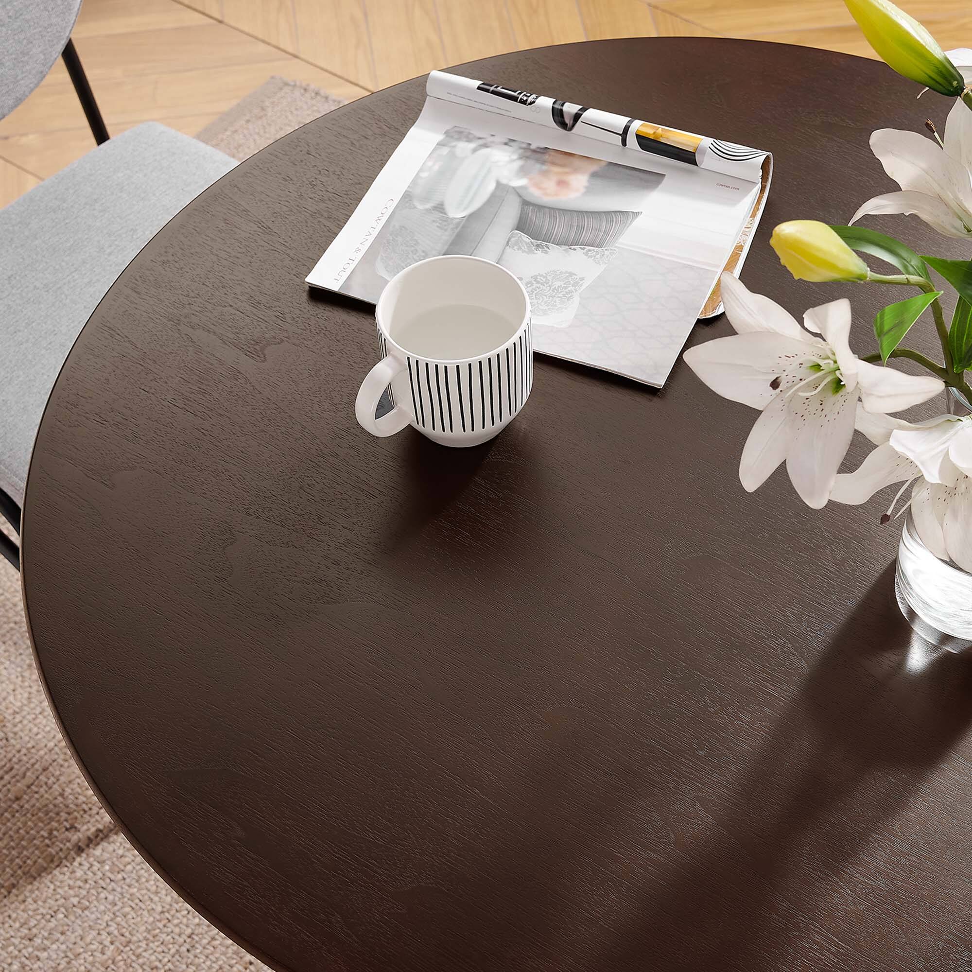 The text on the image appears to be "CoT A2 7 TOUT."