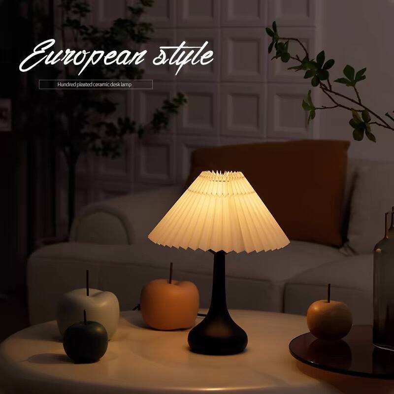 European style  
Hundred pleated ceramic desk lamp