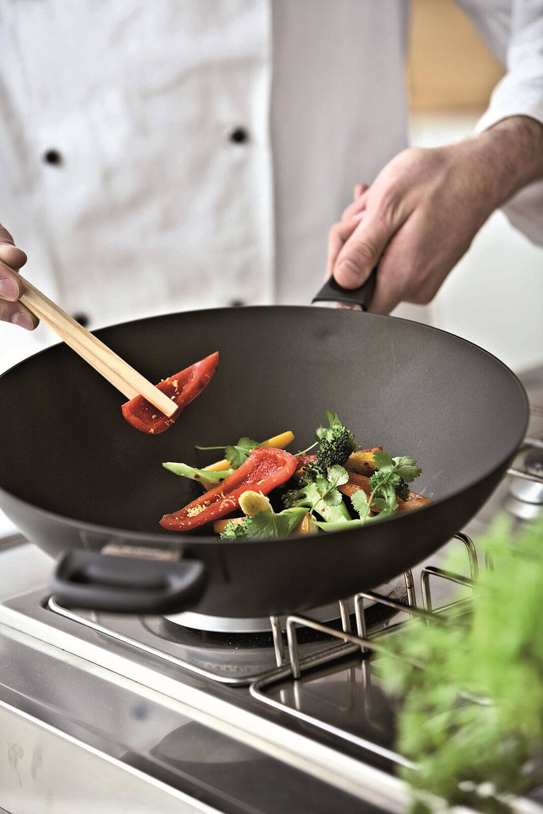 Alt View 1. Scanpan - Classic Induction 12.5-Inch Wok - Black.