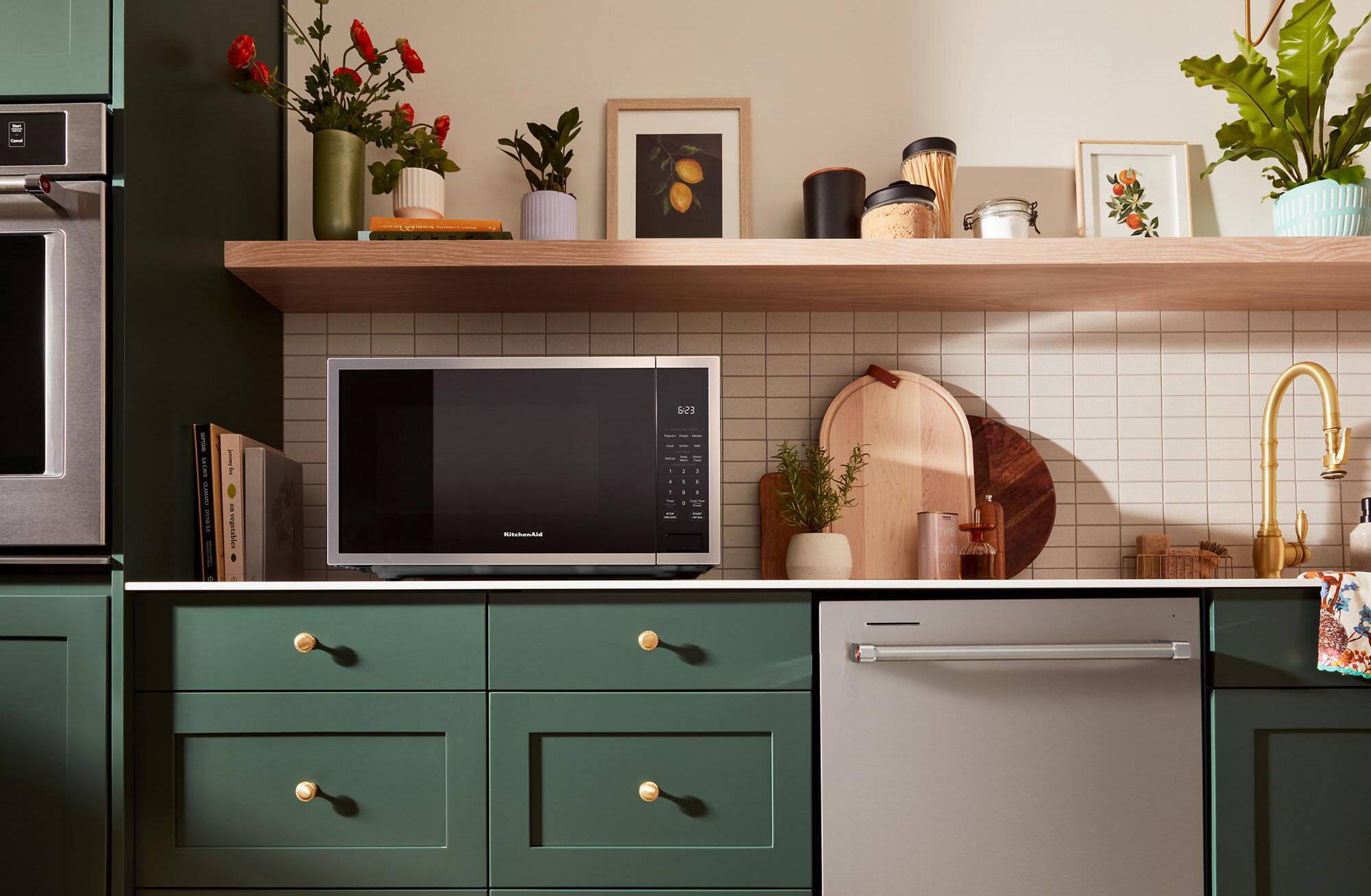 Sure, here is the corrected and grouped text from the image:

- E I i CRUES
- vegetables
- NICNA
- 6:23
- KitchenAid