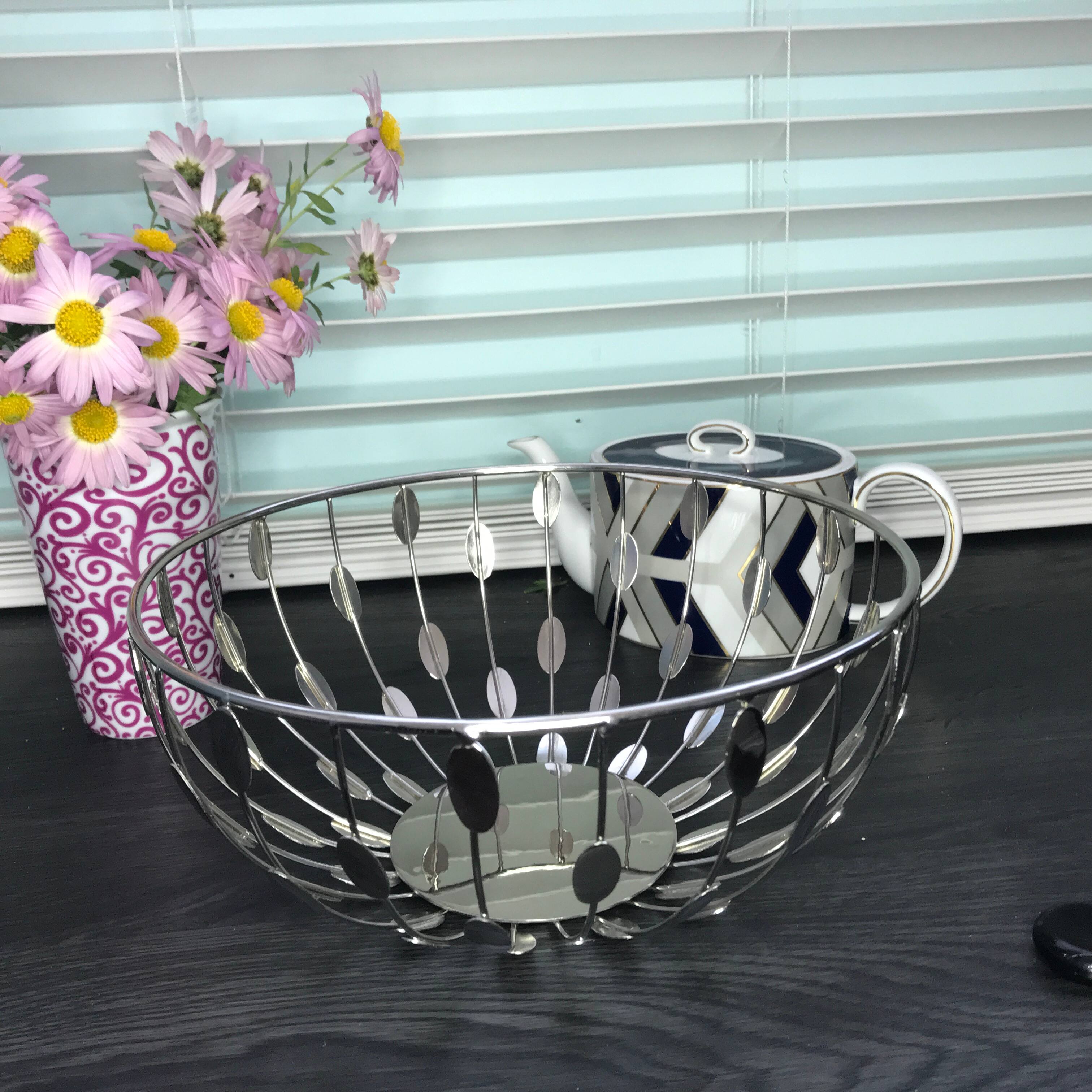 Back. Jiallo - Silver Metallic 11" round basket - Silver.