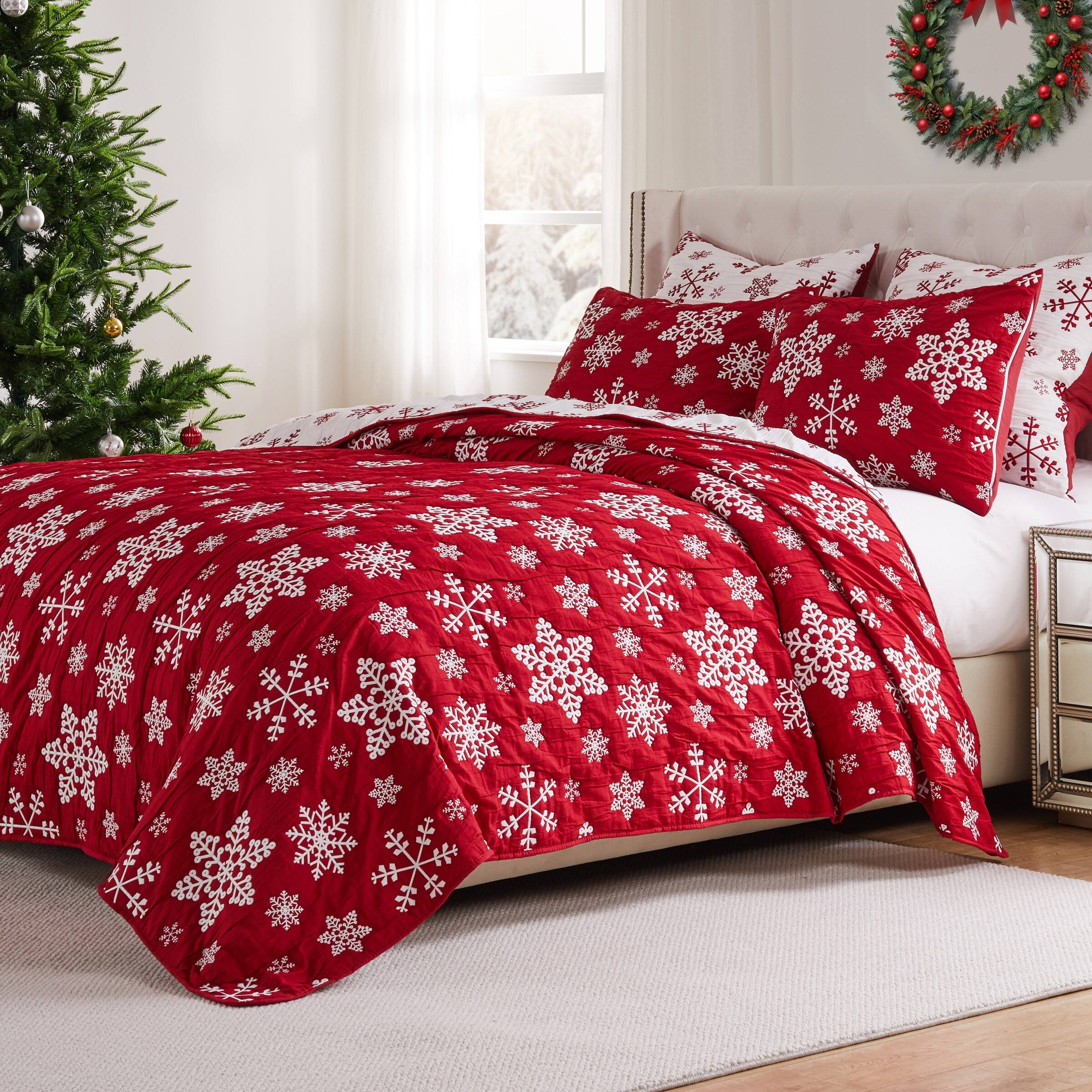 Angle. BreeBe - Snowflakes Quilt Set 3-Piece Full/Queen - Red.