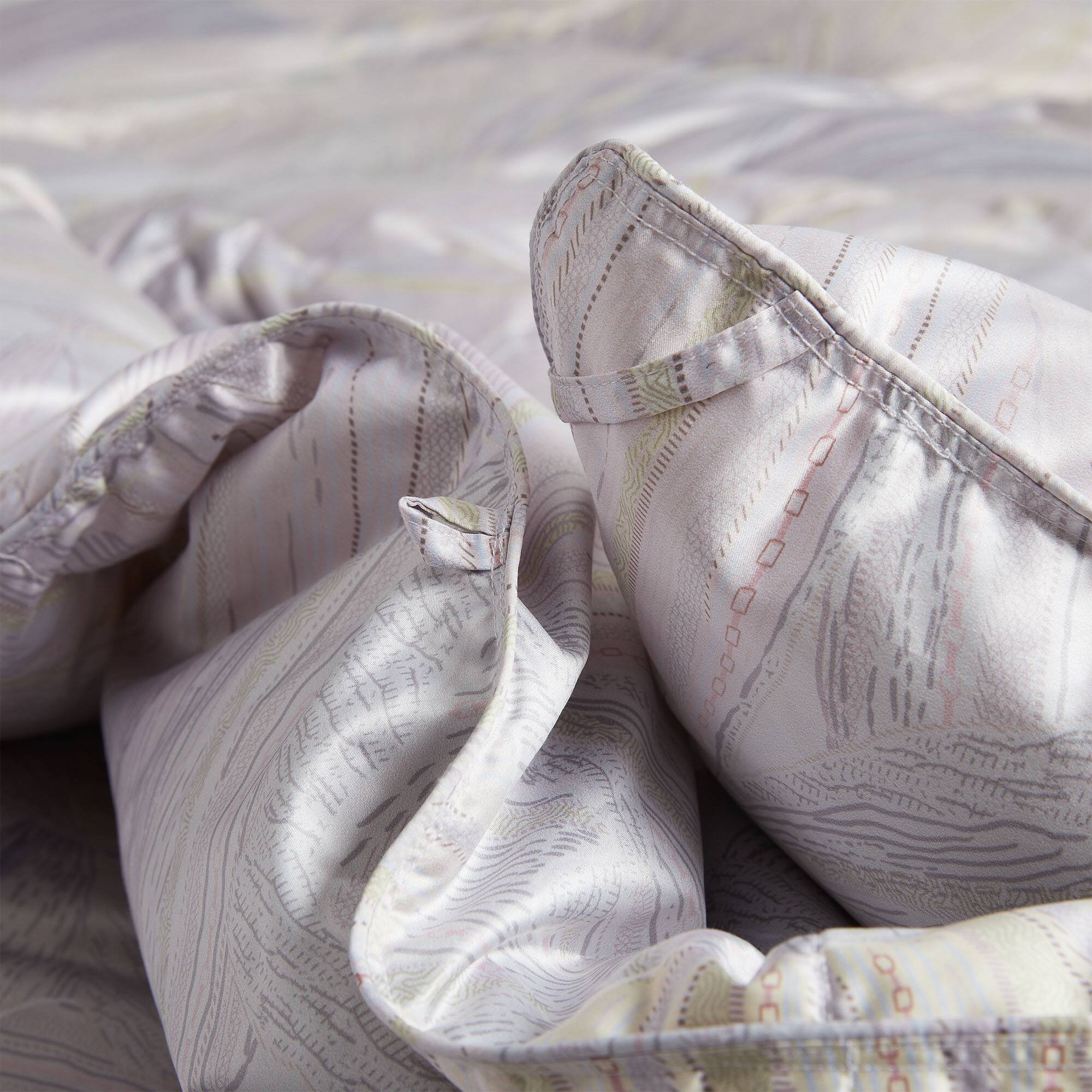Left. Puredown - Puredown Luxurious Silk Cover 93% White Goose Down Comforter Duvet Insert, Pastel Bloom, King - Pastel Bloom.