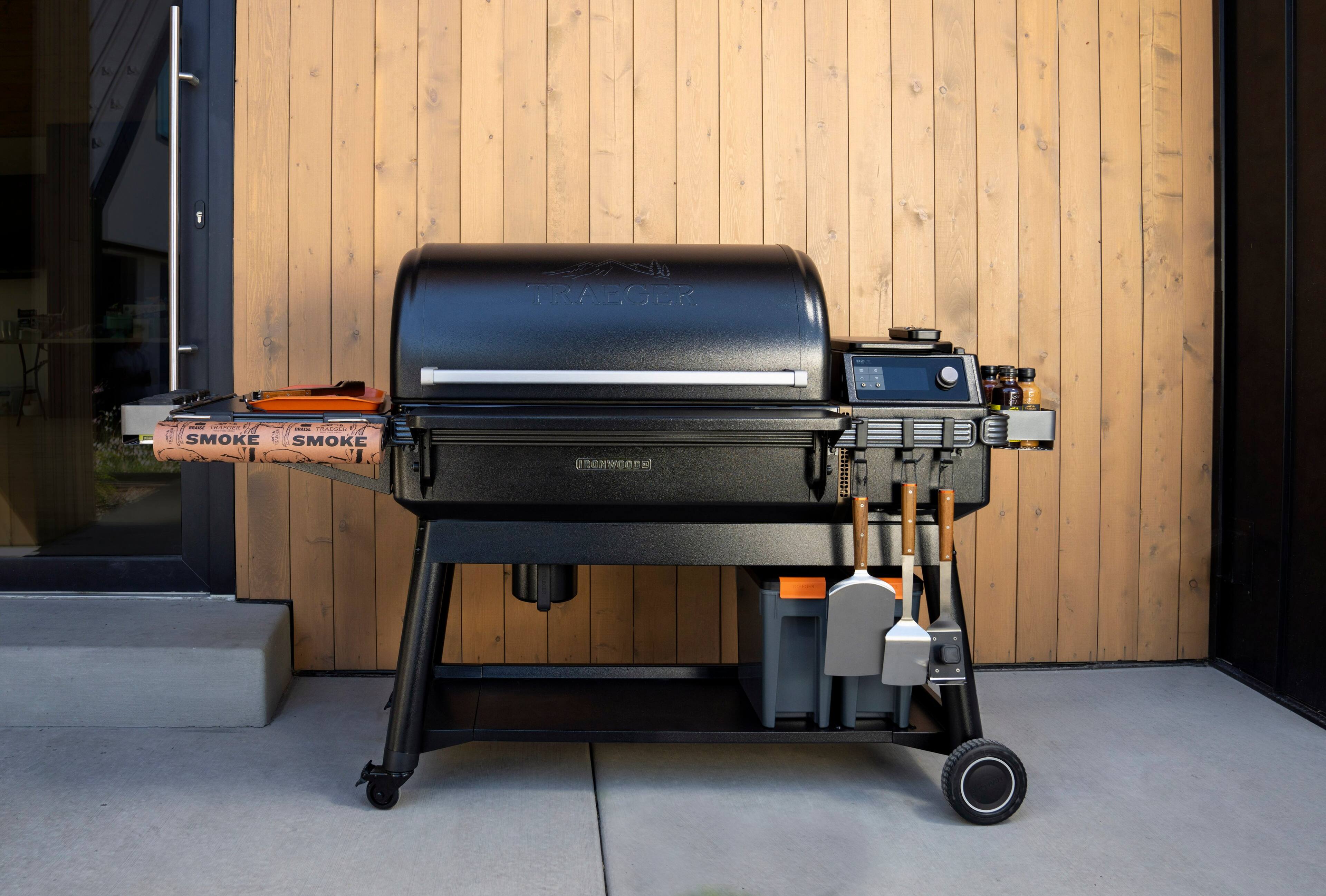 Alt View 5. Traeger Grills - Ironwood XL Pellet Grill - Black.