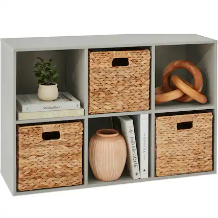 The text in the image is:
"Jao La Minimalista - - - - ABODE O I | ..... feels like HOME e i KINFOLK LOI r"
Corrected and grouped text:
"Jao La Minimalista - ABODE O I | ..... feels like HOME e i KINFOLK LOI r"