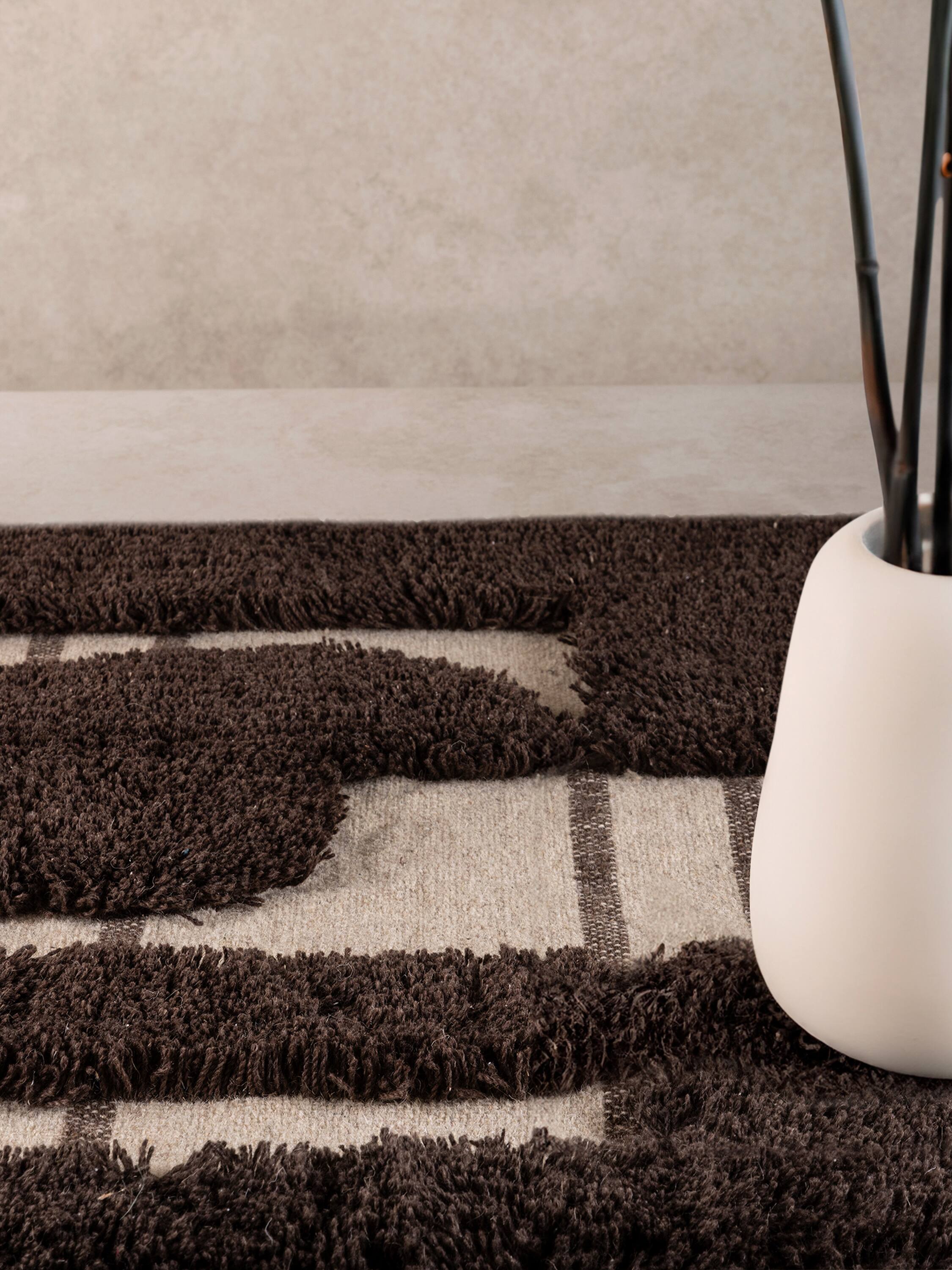 Angle. GAURI KOHLI - Nasik Rug - Shades of brown and beige.