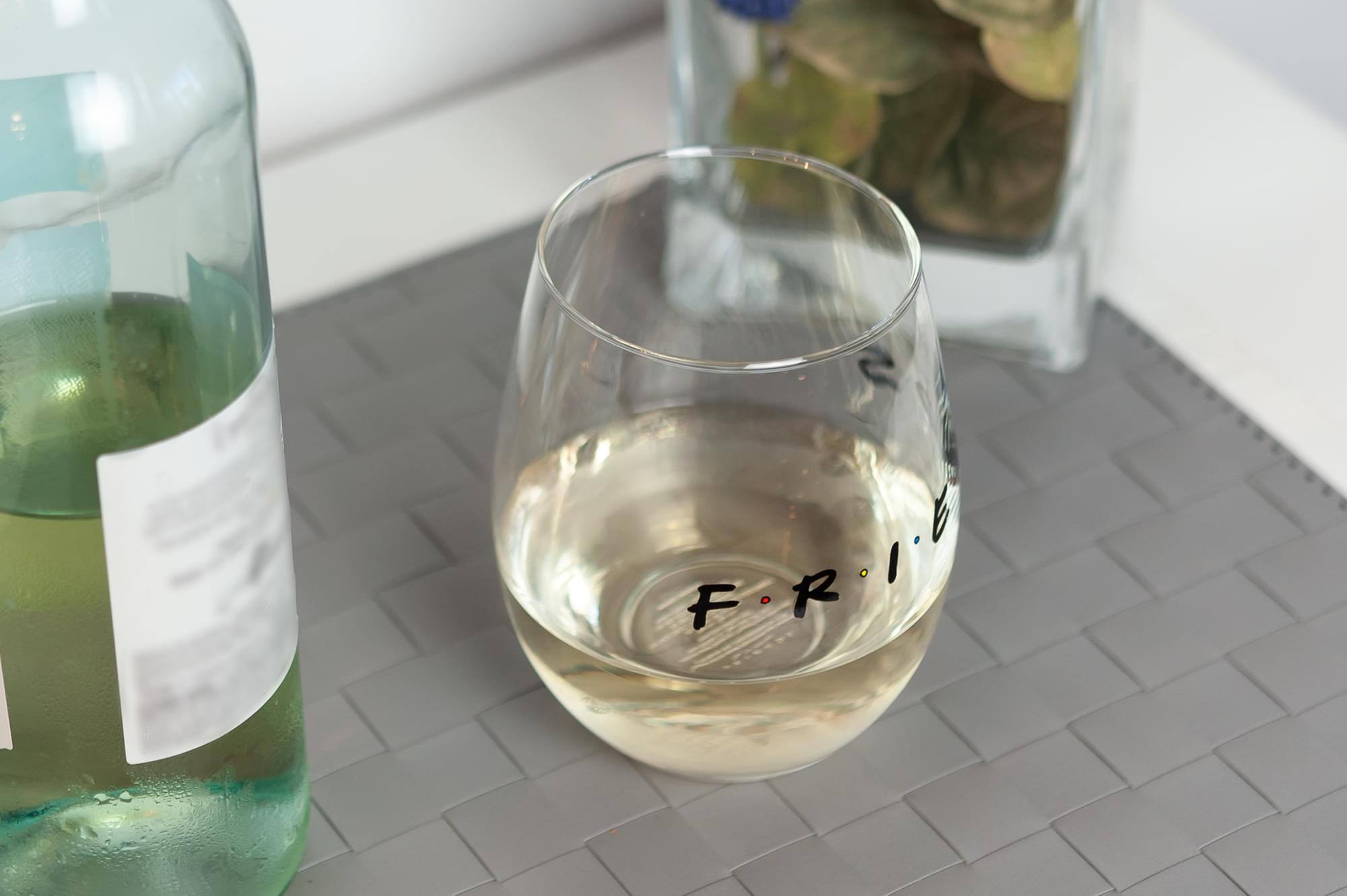 Alt View 4. Silver Buffalo - Friends Logo 20oz Stemless Wine Glass - Clear.