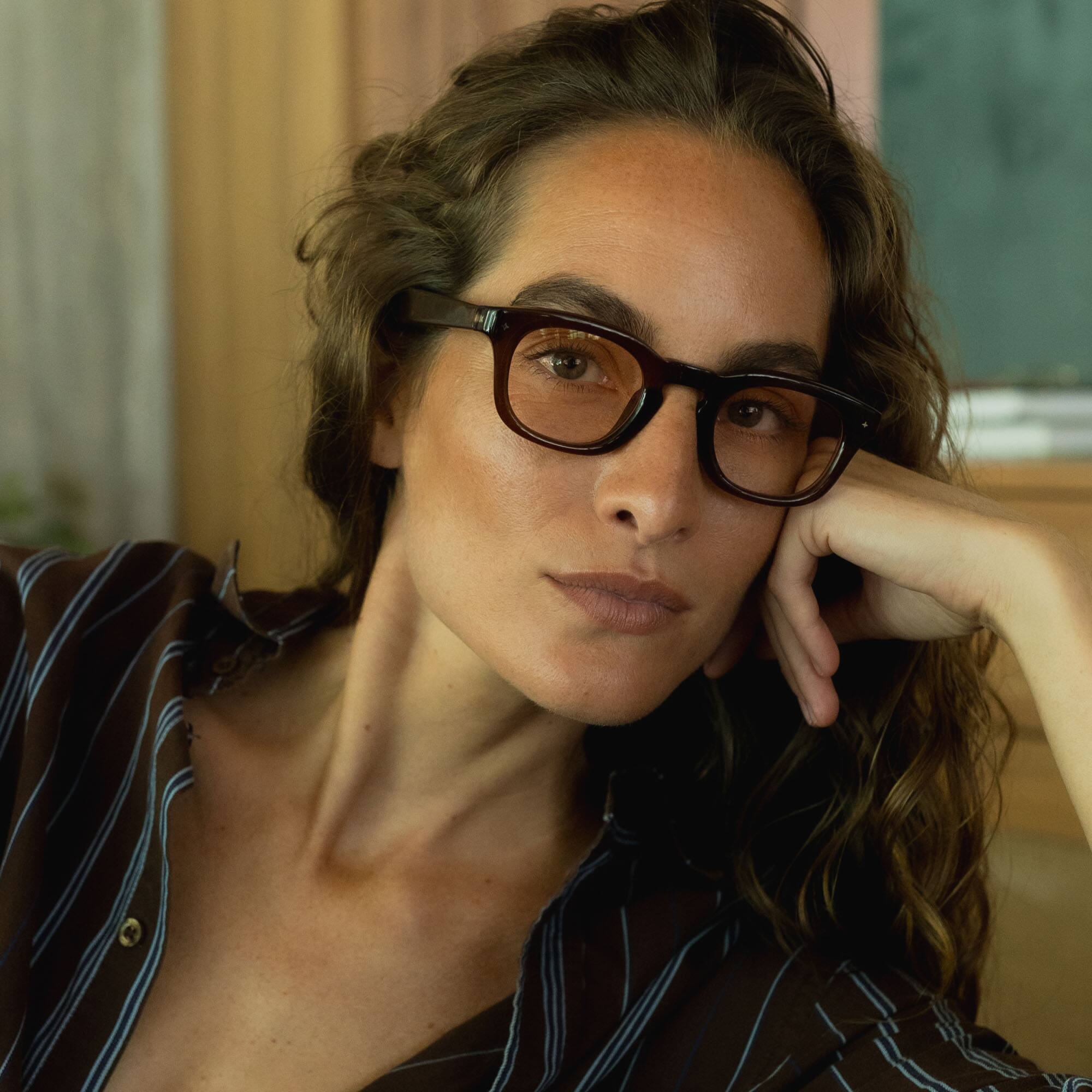 Angle. VONDER - OSLO AI Smart Glasses that Translate, Call & Remember, 16h+ Battery, Premium Audio, Privacy-First, Gradient Brown Lenses - Whiskey.