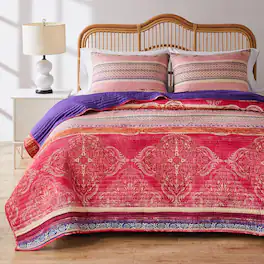 Greenland Home Fashions - Greenland Home Aurora Reversible Quilt and Pillow Sham Set - 3-Piece - King/Cal King 105x95" - Pink