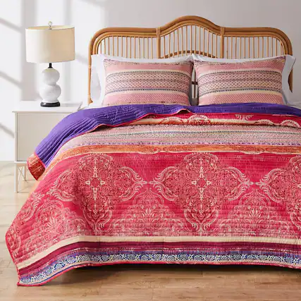 Front. Greenland Home Fashions - Greenland Home Aurora Reversible Quilt and Pillow Sham Set - 3-Piece - Full/Queen 90x90", Pink - Pink.