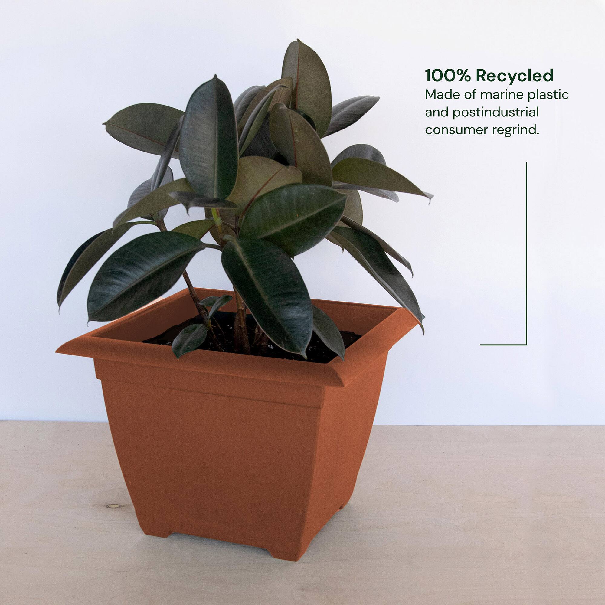 100% Recycled  
Made of marine plastic and postindustrial consumer regrind.