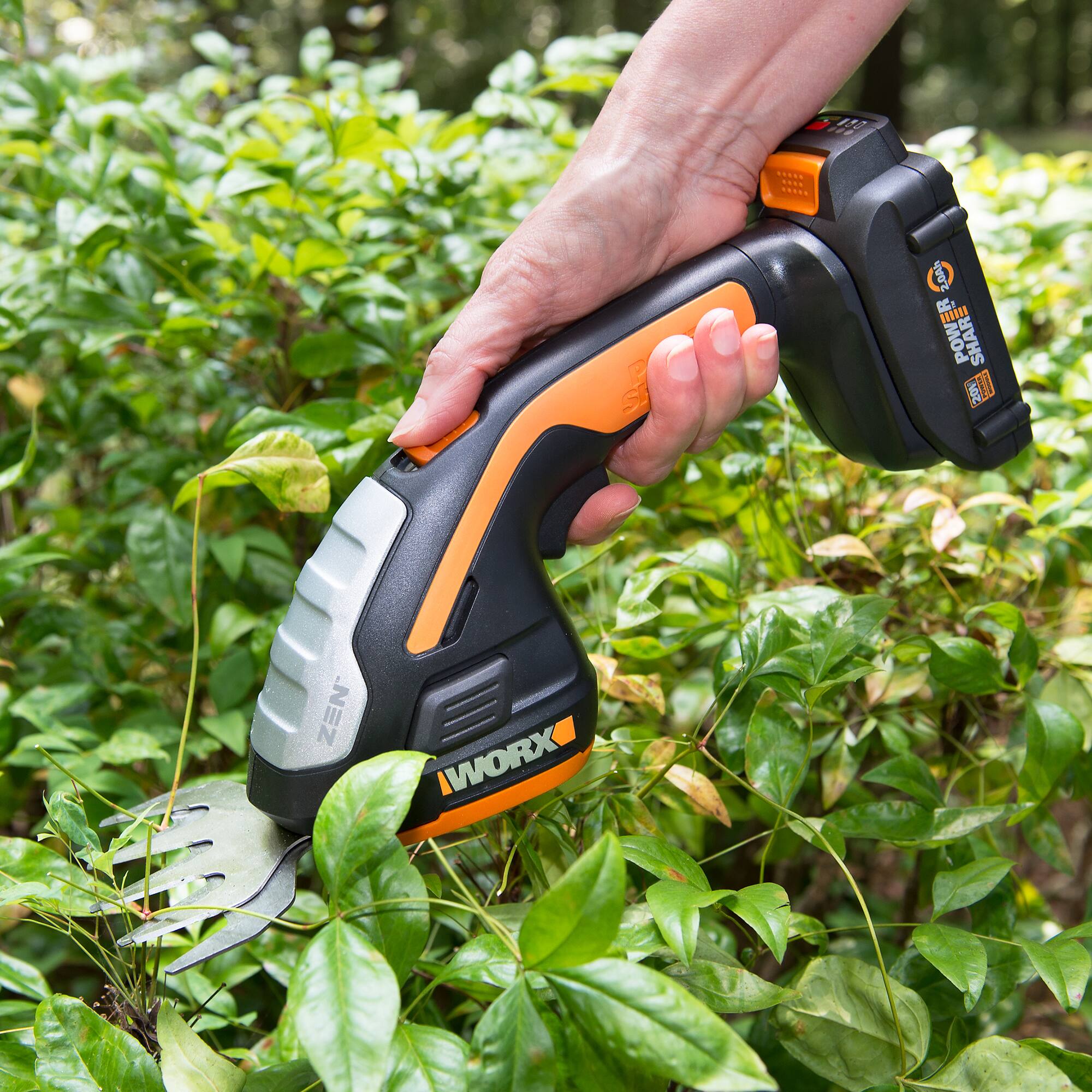 Zoom in on Alt View 16. WORX - 20V Power Share Cordless 8" 2-in-1 Hedge Trimmer - Black.