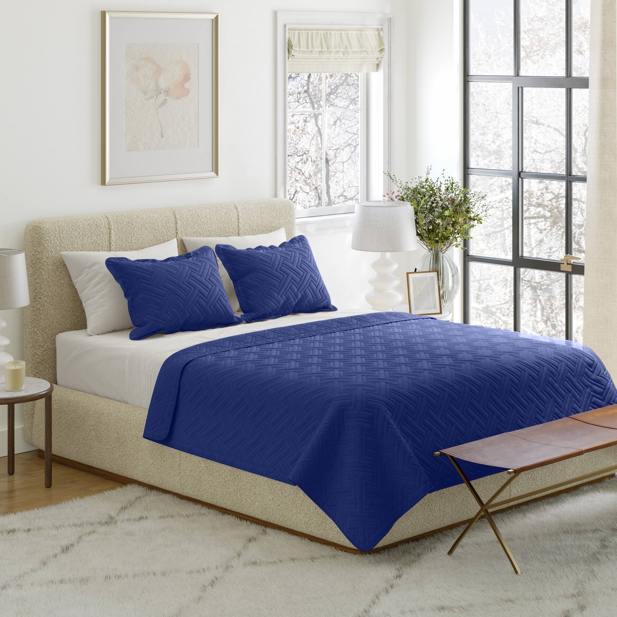 Angle. Lavish Home - 3PC Queen Quilt Set with Shams - Blue.