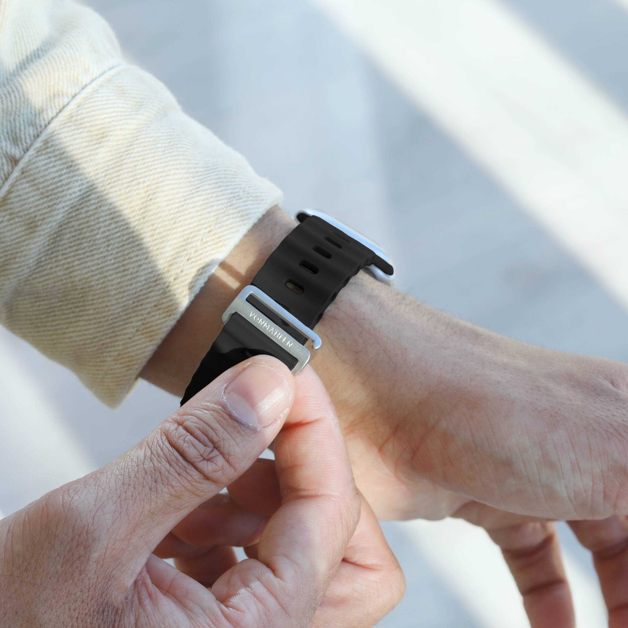 Left. Vonmahlen - Wave Band 2 sporty silicone band for your Apple Watch - Black.