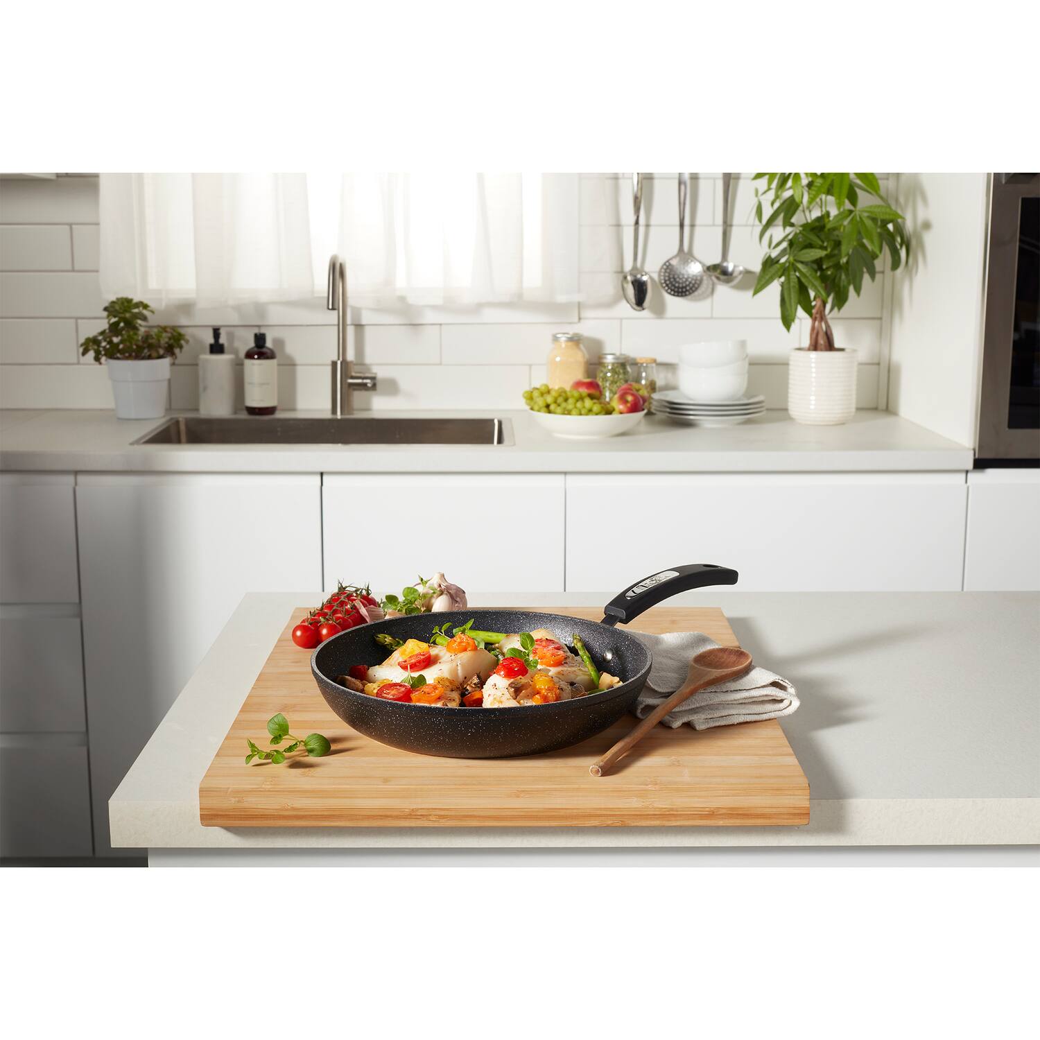 Angle. THE ROCK by Starfrit - Classic Non-Stick Frying Pan 11" with Bakelite Handle - Black.