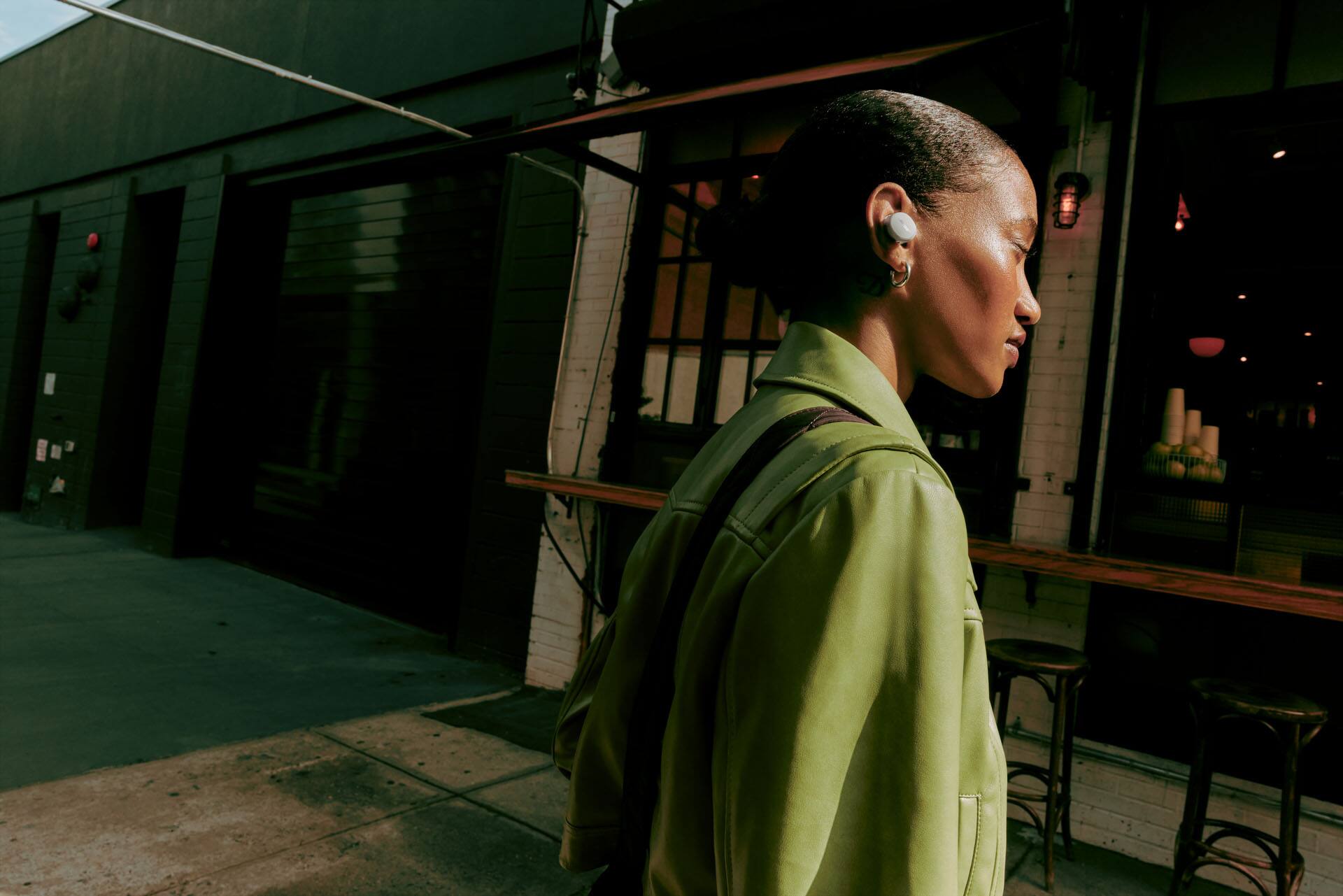 Alt View 17. Bose - QuietComfort True Wireless Noise Cancelling In-Ear Earbuds - White Smoke.