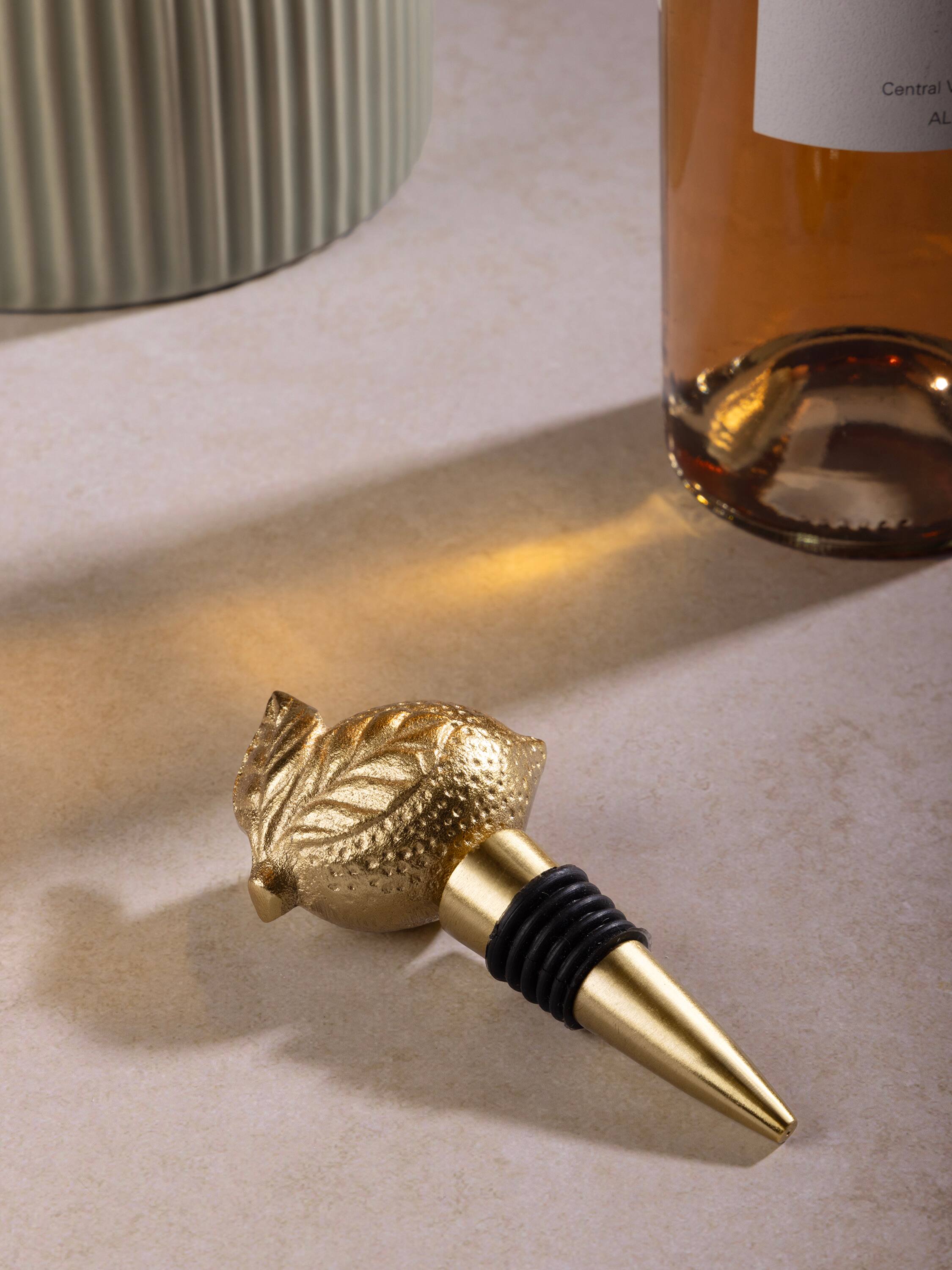 Angle. GAURI KOHLI - Bergen Wine Bottle Stopper - Matte gold.