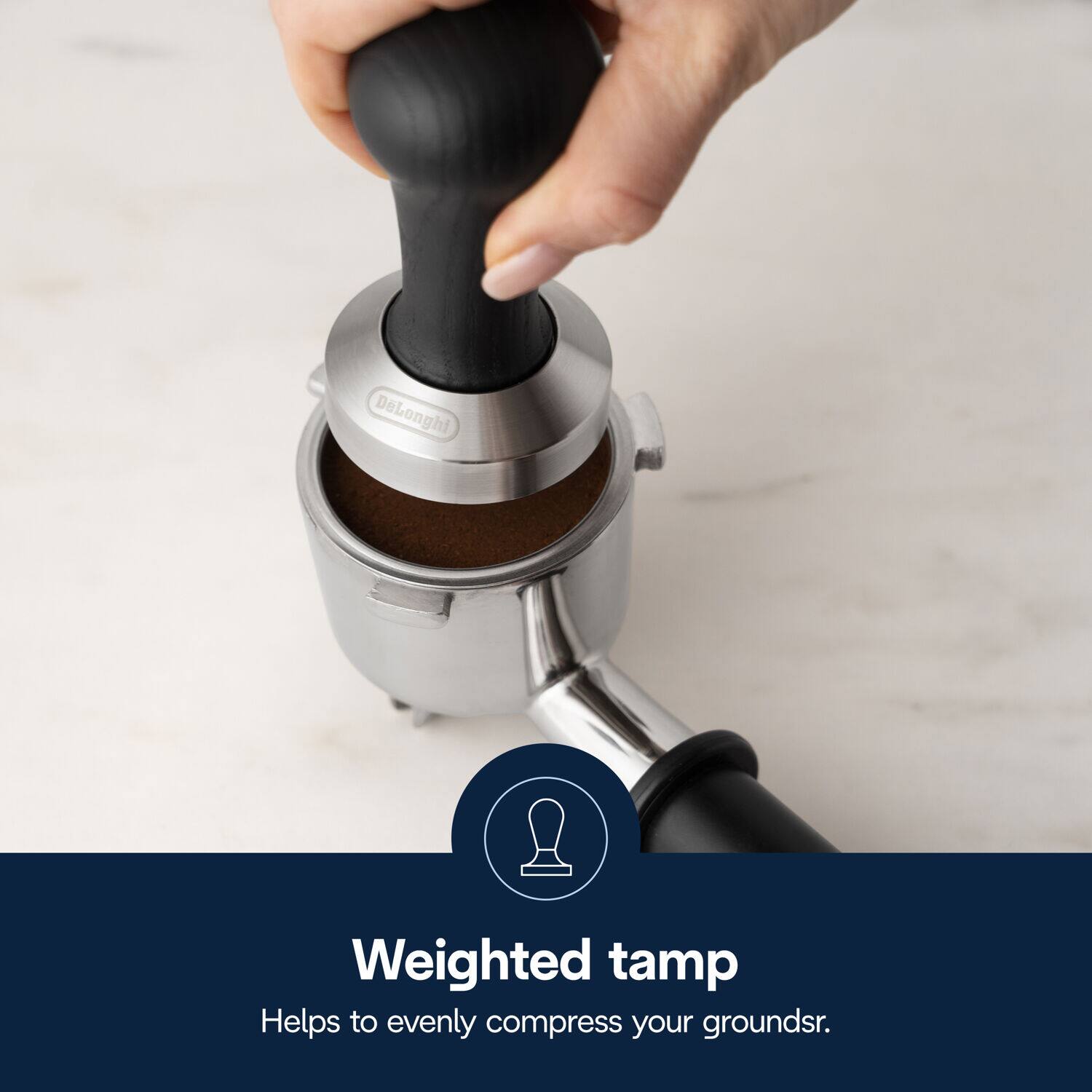 Weighted tamp  
Helps to evenly compress your grounds.