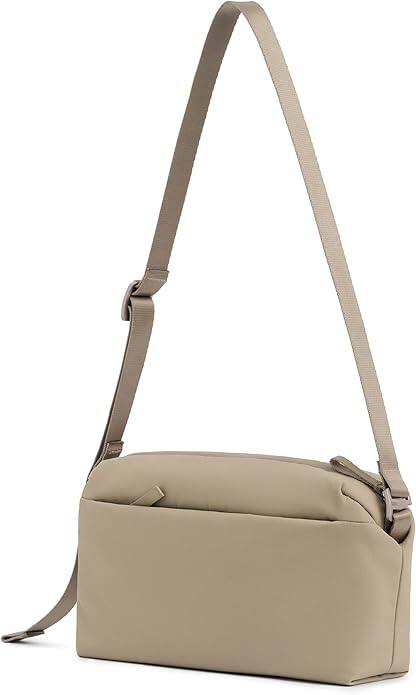Left. Urth - Urth Dolomite 5.1L Camera Sling (Sand).