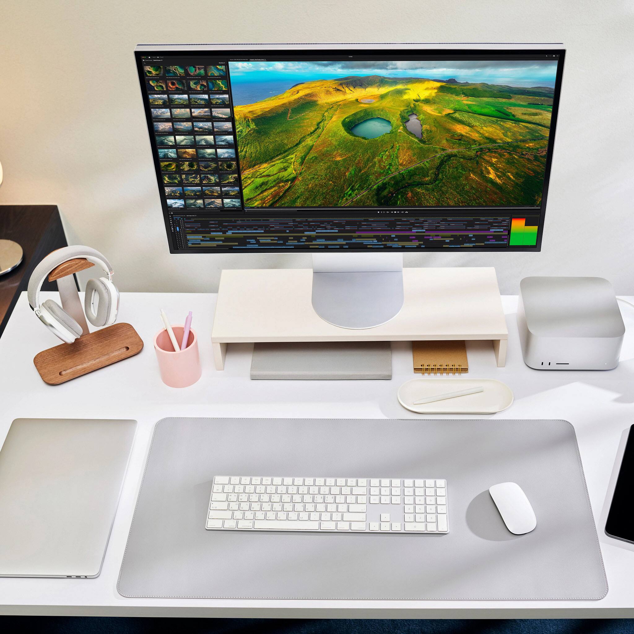 Alt View 33. LG - UltraFine™evo 32” 6K Nano IPS Black Professional Monitor with Thunderbolt™ 5, USB-C, DisplayHDR 600 - Silver.