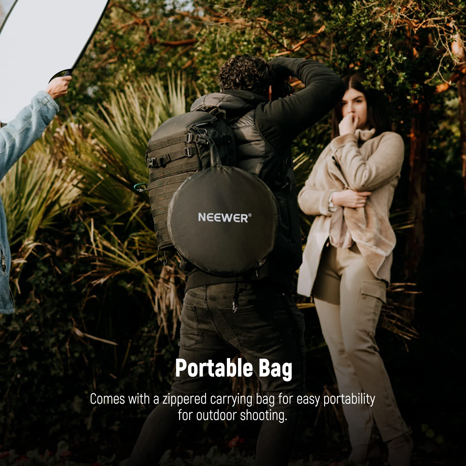 NEEWER Portable Bag  
Comes with a zippered carrying bag for easy portability for outdoor shooting.