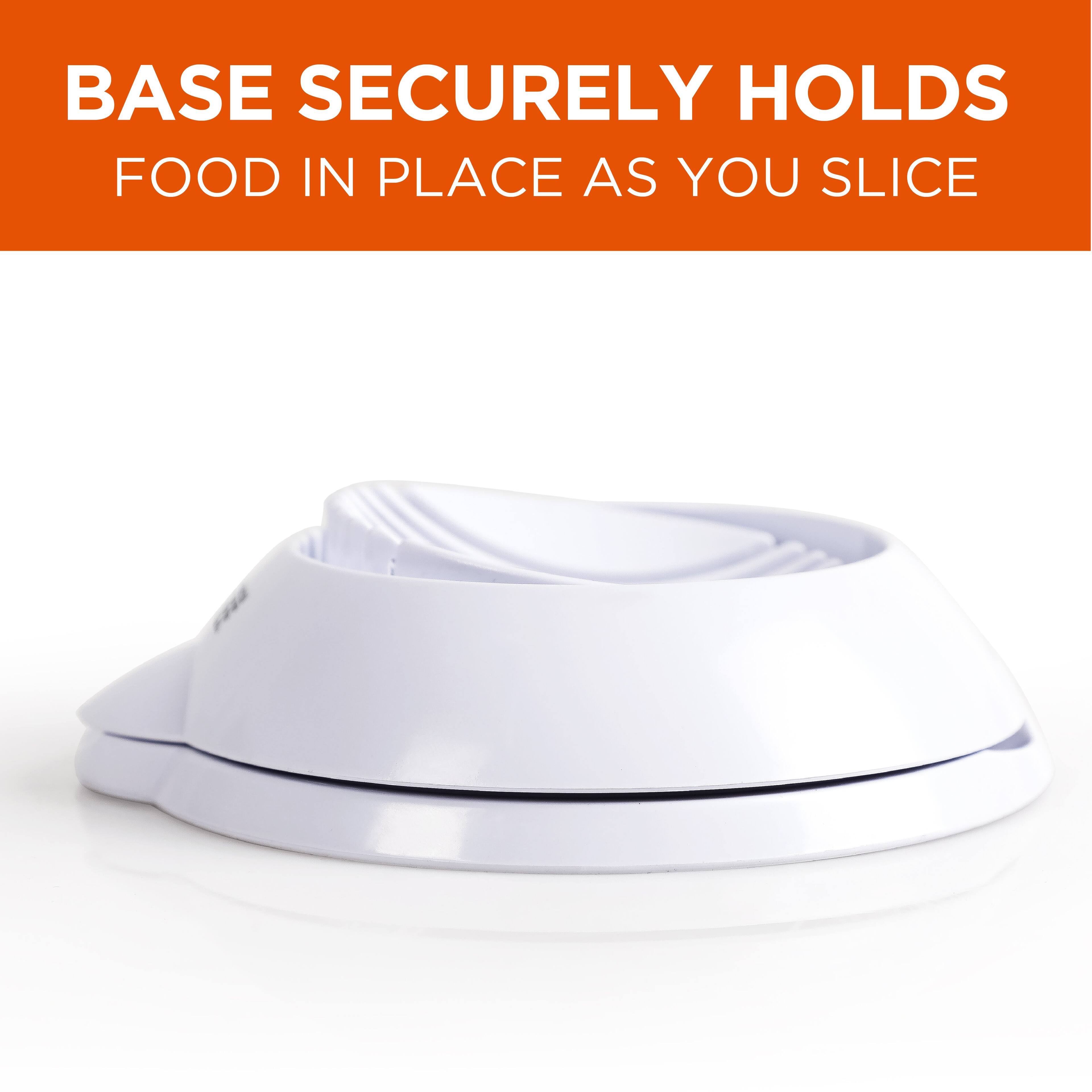 BASE SECURELY HOLDS  
FOOD IN PLACE AS YOU SLICE