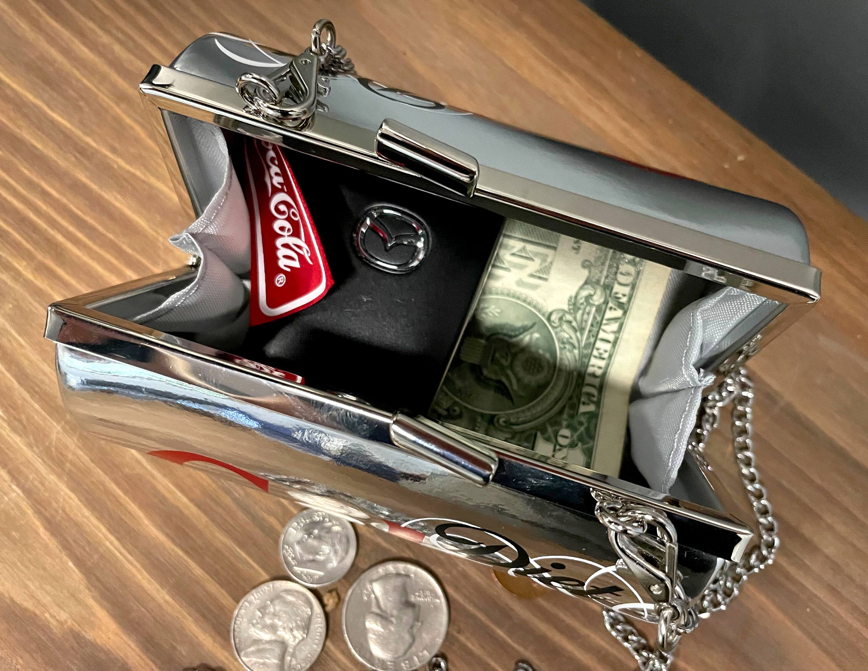 - Cola
- OFAMER CA
- Coca-Cola
- ONE DOLLAR
- UNITED STATES OF AMERICA
- FEDERAL RESERVE NOTE
- THE UNITED STATES OF AMERICA
- IN GOD WE TRUST
- E PLURIBUS UNUM