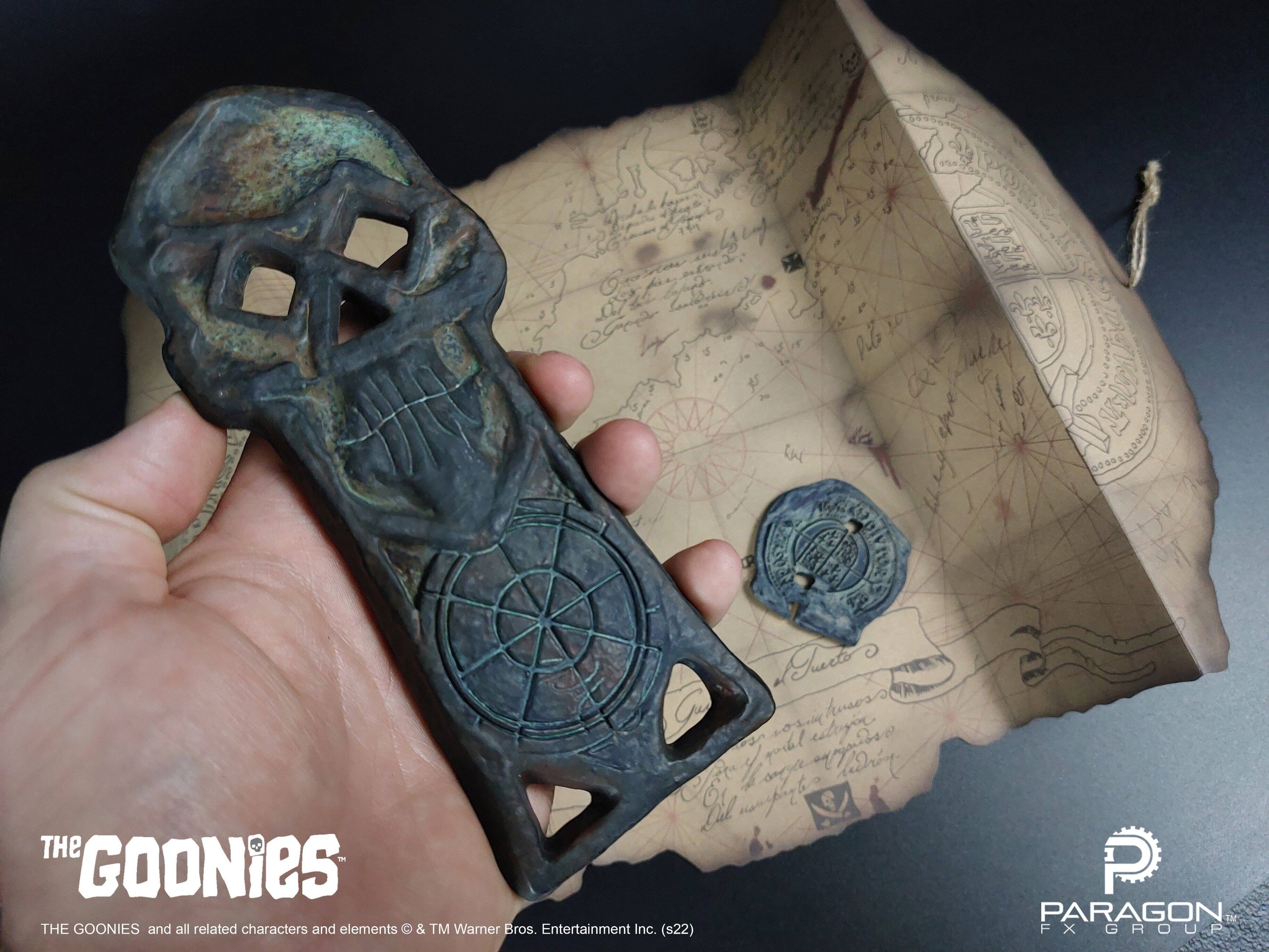 14 BDODDO  
Tucto C husess 101 1 sg quial i  
Ct Le nsnyt  
THE GOONIES and all related characters and elements & TM Warner Bros. Entertainment Inc. (s22)  
PARAGON FX GROUP
