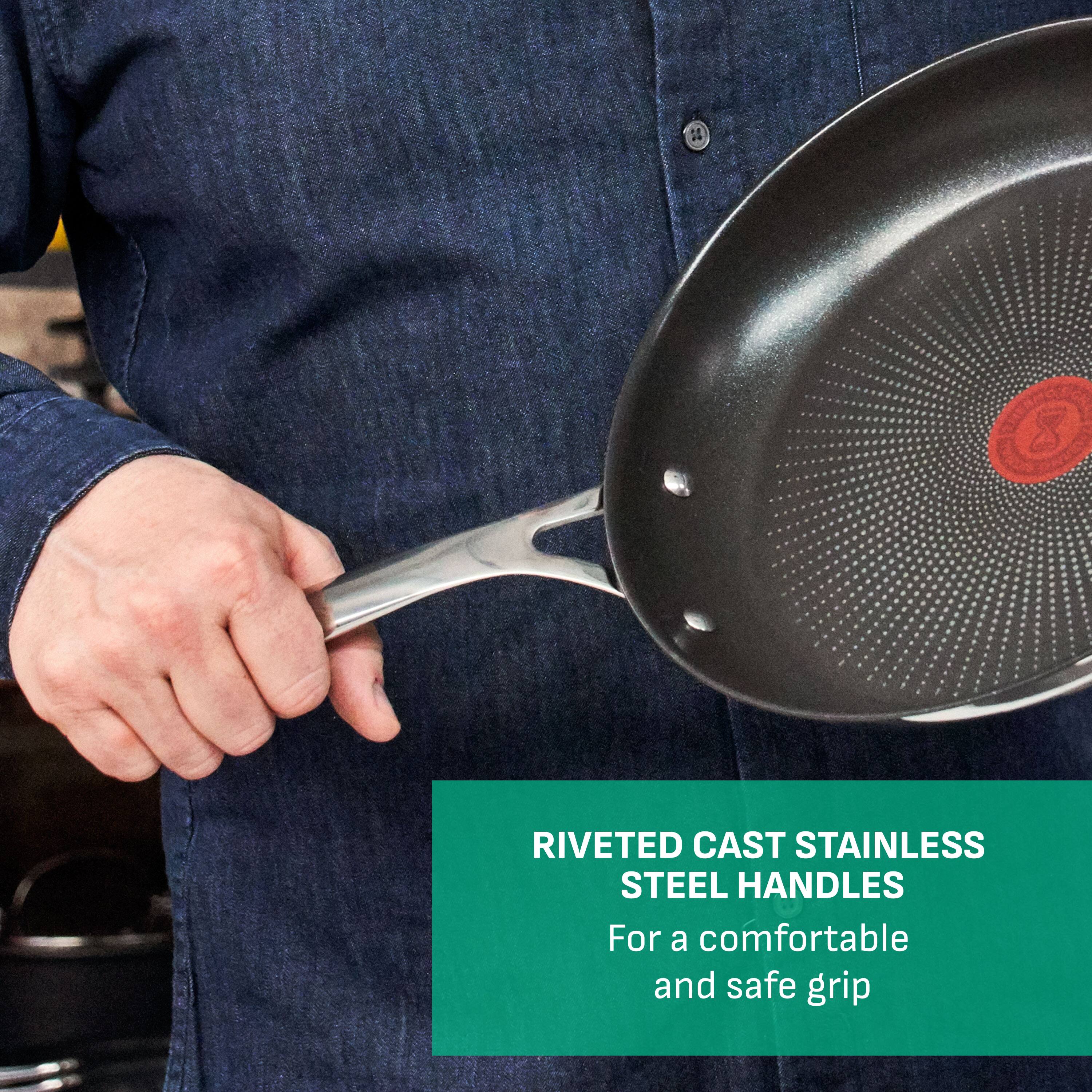 RIVETED CAST STAINLESS STEEL HANDLES  
For a comfortable and safe grip