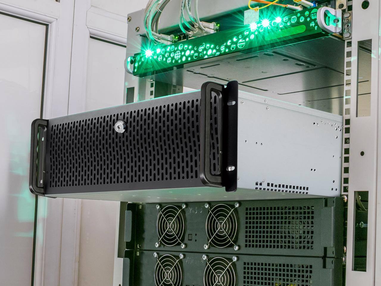 Alt View 6. Rosewill - Rosewill 4U Server Chassis | 15x3.5" HDD | E-ATX | 6x120mm/2x80mm Fans | 2xUSB3.0 | Lock | Silver/Black - RSV-L4500U - Silver/Black.