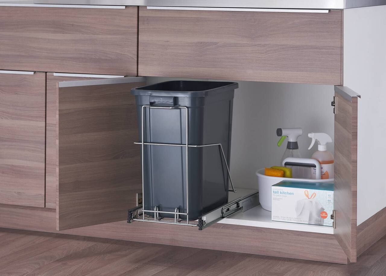 The text on the image reads "De 40 tall kitchen galon C0g 13 sO." However, it is not clear what this text represents or refers to. It could be a description or a label for the items in the image, but without more context, it is difficult to provide a meaningful interpretation.