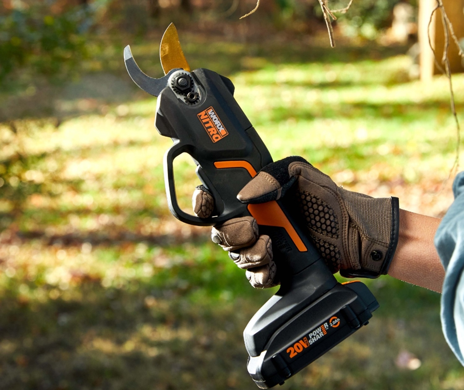 WORX 20V Cordless Brushless Pruning Shear (1 x 2.0 Ah Batteries and 1 x  Charger) Black WG330 - Best Buy