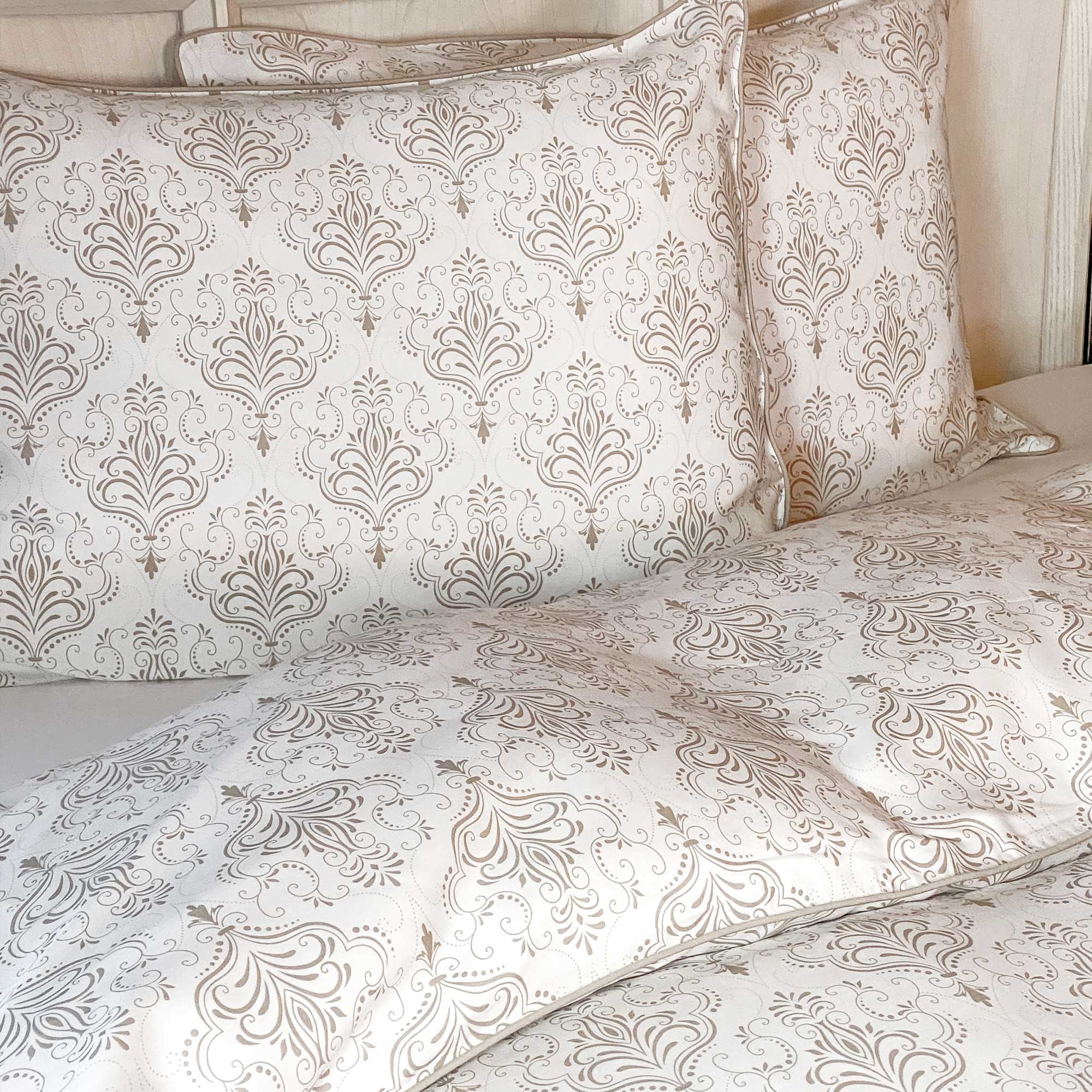 Angle. BedVoyage - Luxury 100% viscose from Bamboo Duvet Cover with Shams, 3pc - Champagne Damask.