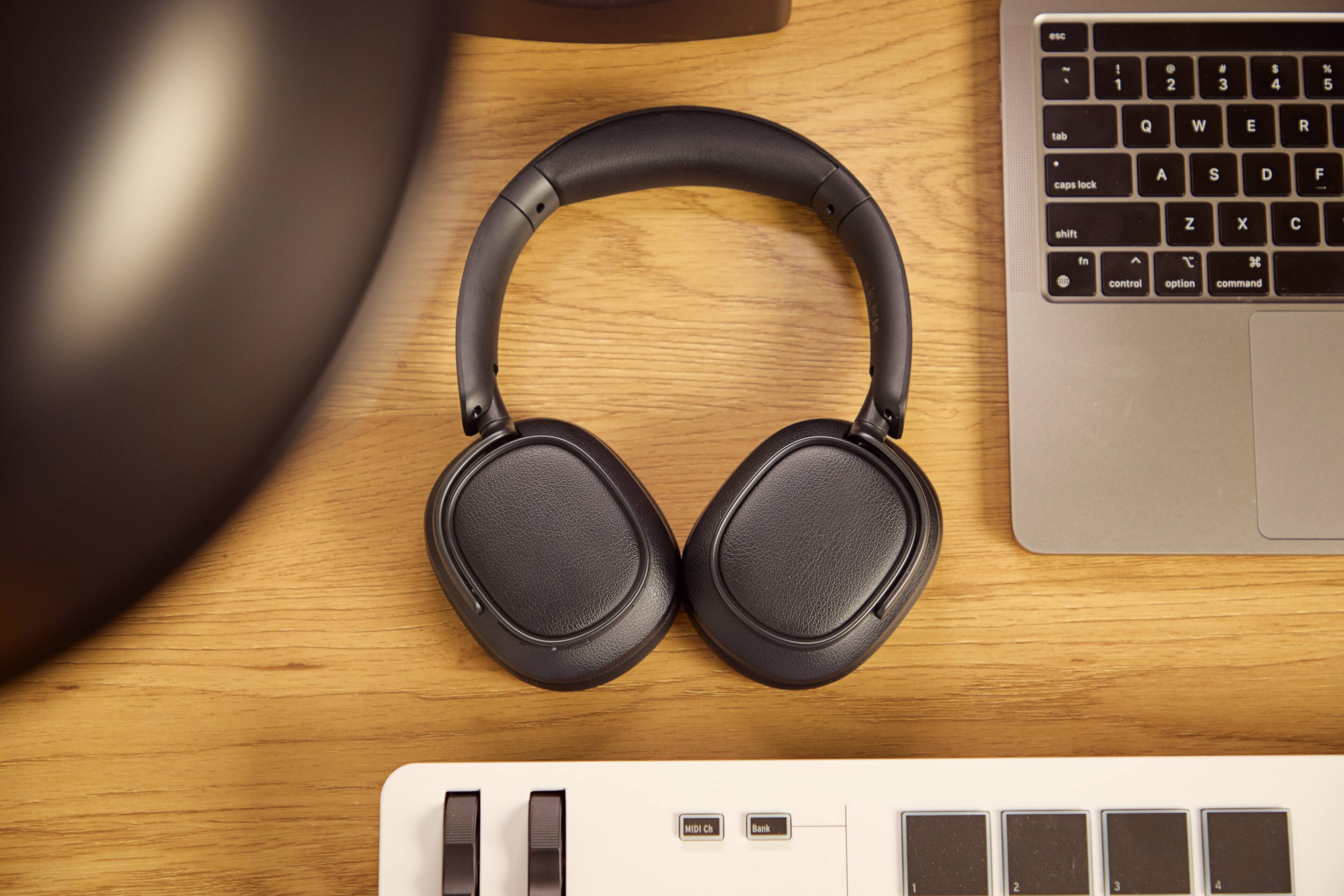 ESC - . I 1 . 2 . 3 $ 4 % 5 tab Q W E R caps lock A S D F shift Z X C in control T x option command MIDI Ch Bank 1 2 3 4