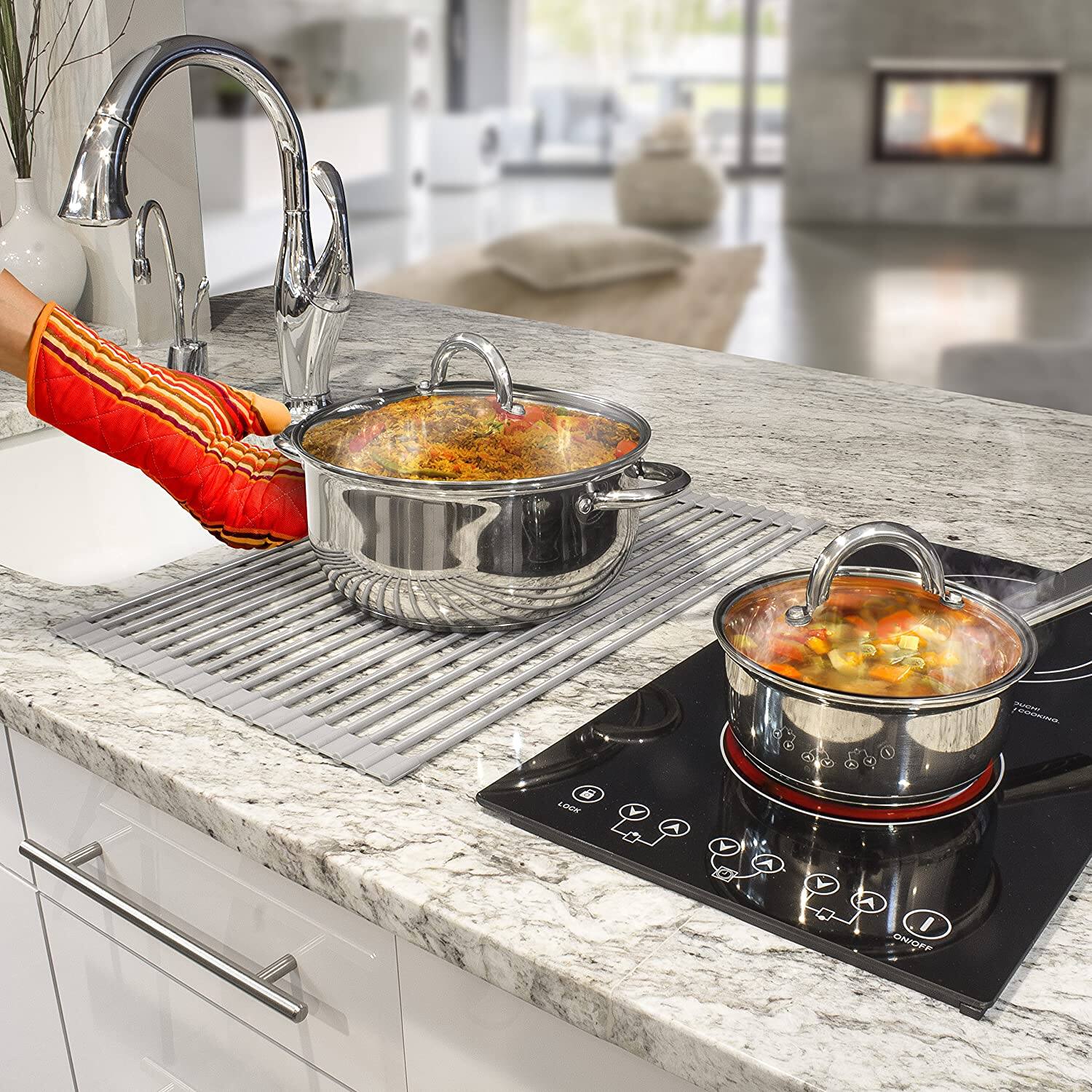 The text on the image is:

"LOOK O VOMO"