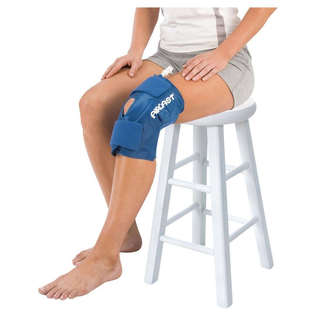 Angle. Aircast - Aircast Cold Therapy Universal Fit Knee Cryo and Cuff with Gravity-Fed Cooler - Blue.