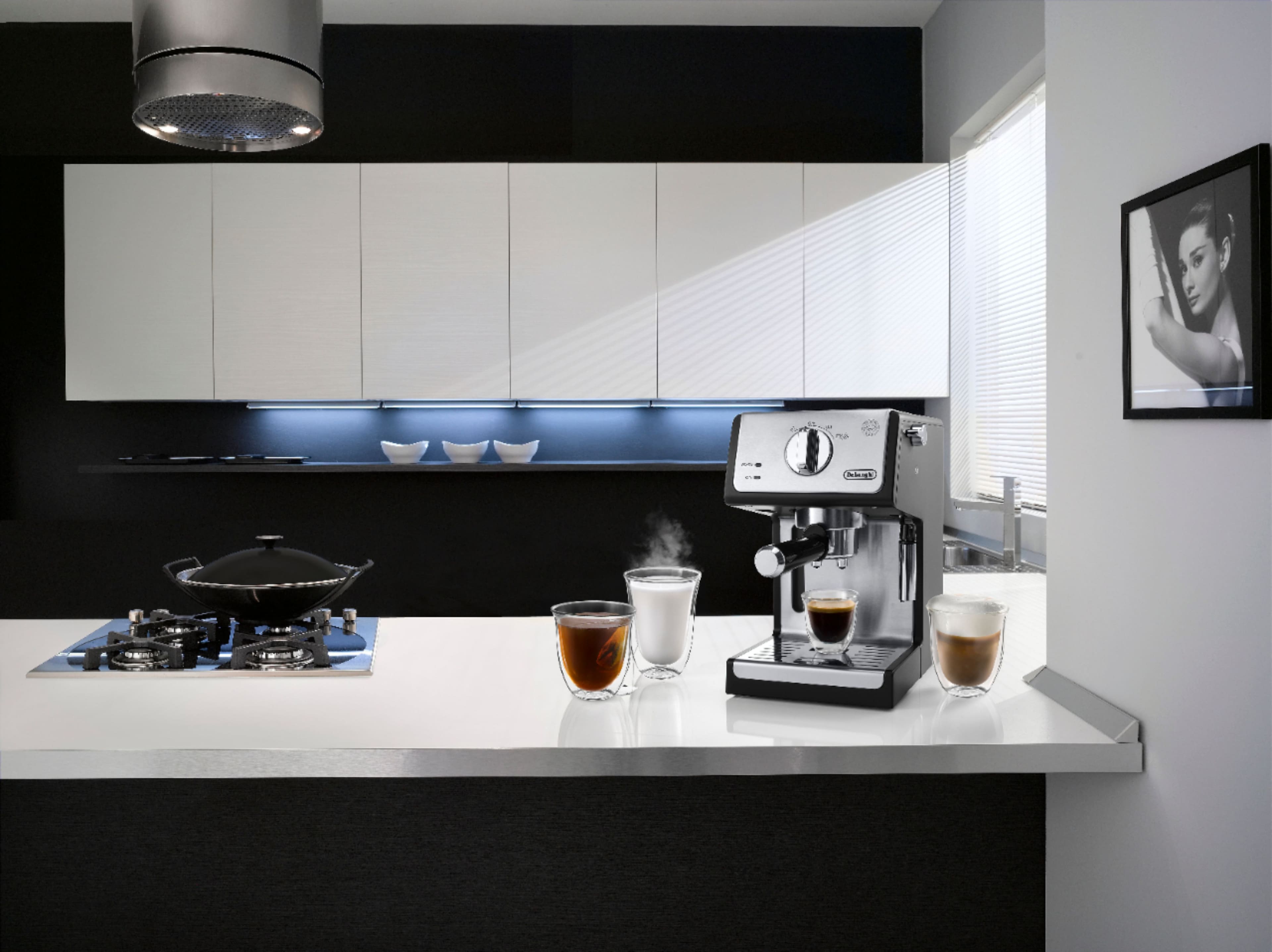 Alt View 13. De'Longhi - Espresso Machine with 15 bars of pressure - Black.