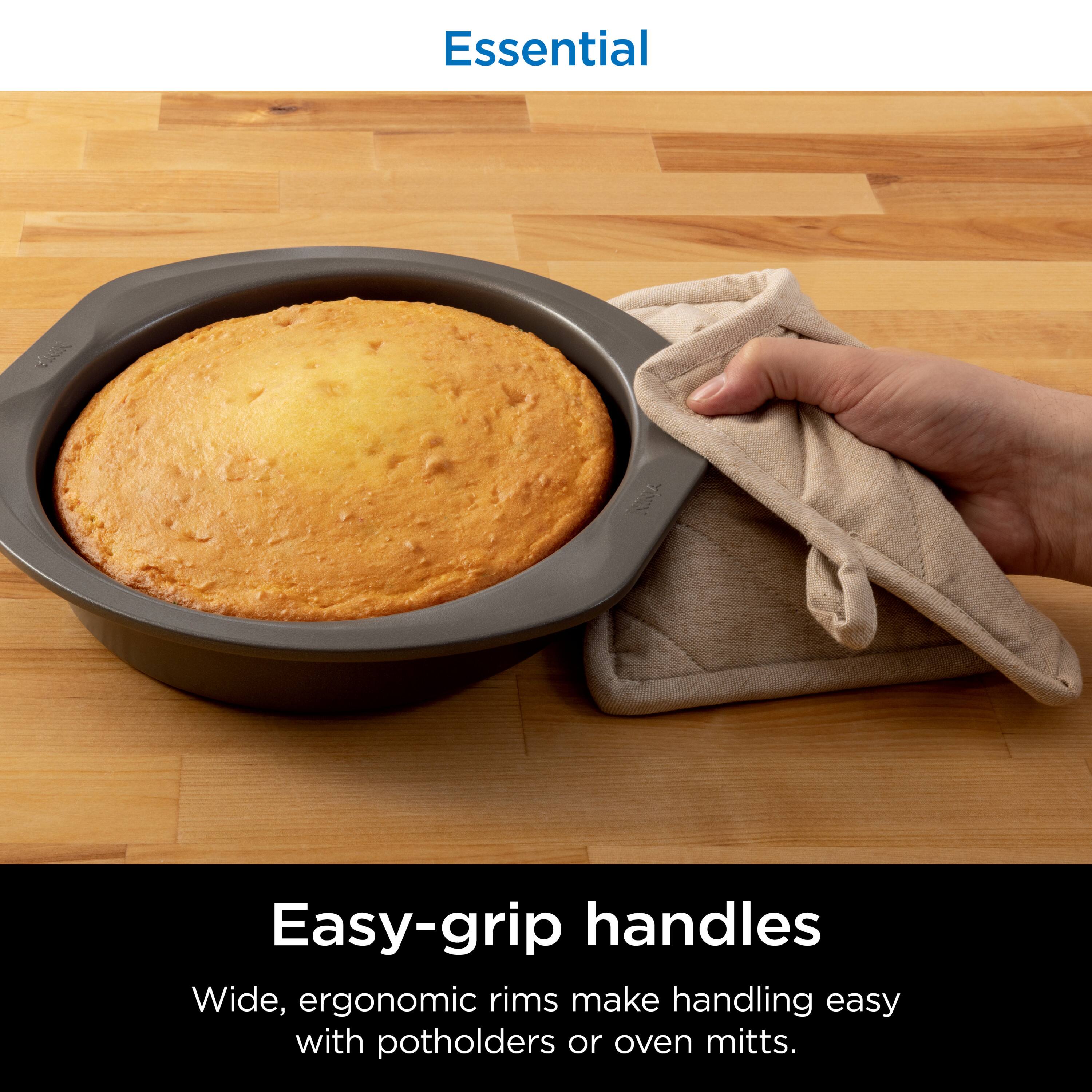 Essential

Easy-grip handles

Wide, ergonomic rims make handling easy with potholders or oven mitts.