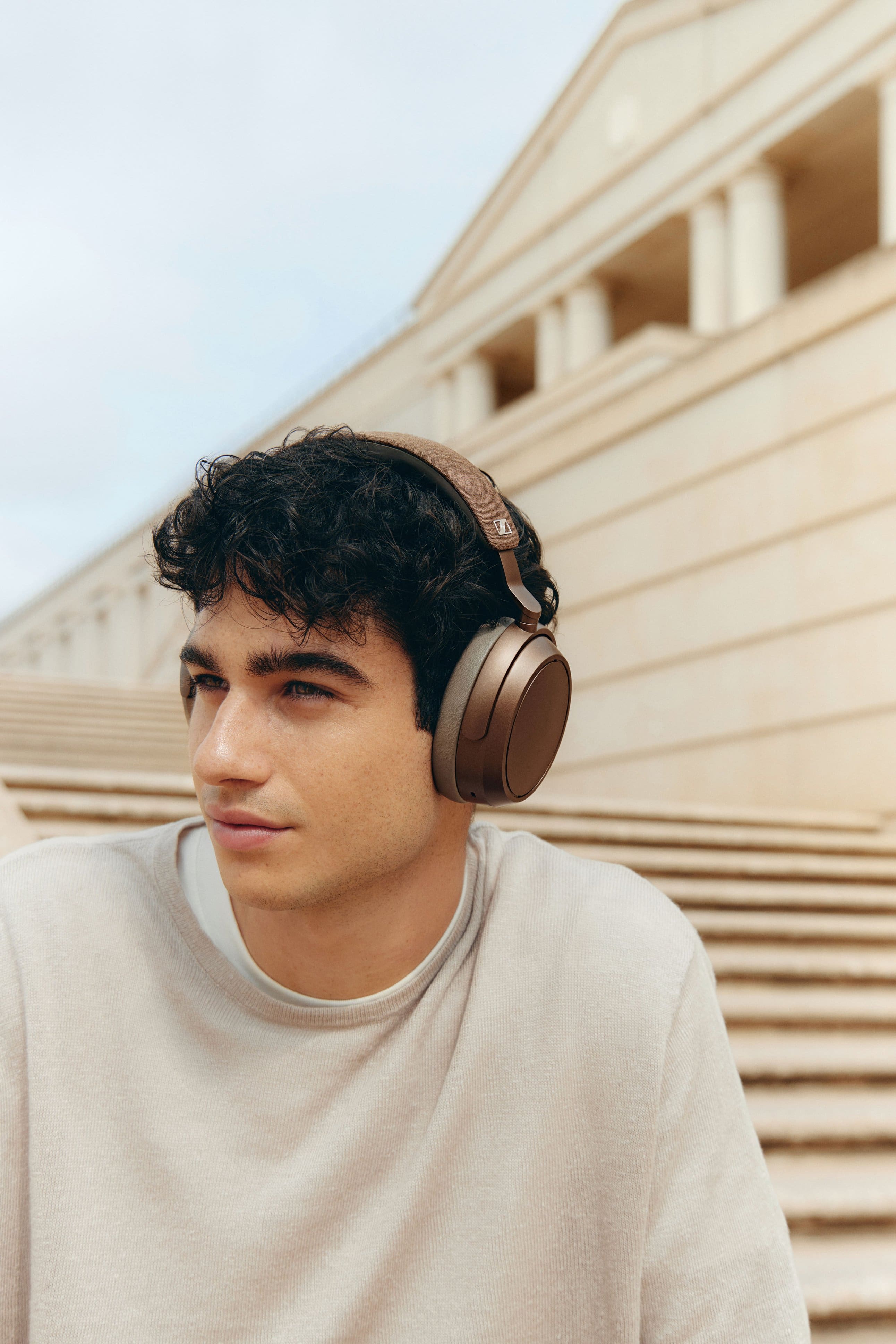 Sennheiser MOMENTUM 4 Wireless Bluetooth Adaptive Noise