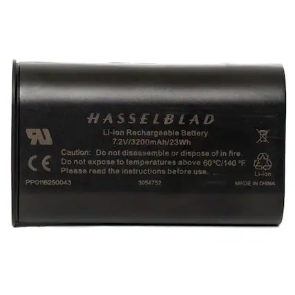 HASSELBLAD Li-ion Rechargeable Battery
7.2V/3200mAh/23Wh
Caution: Do not disassemble or dispose of in fire.
Do not expose to temperatures above 60°C/140°F.
Please read the instructions before use.
Li-ion
PP0116250043
3054752
MADE IN CHINA